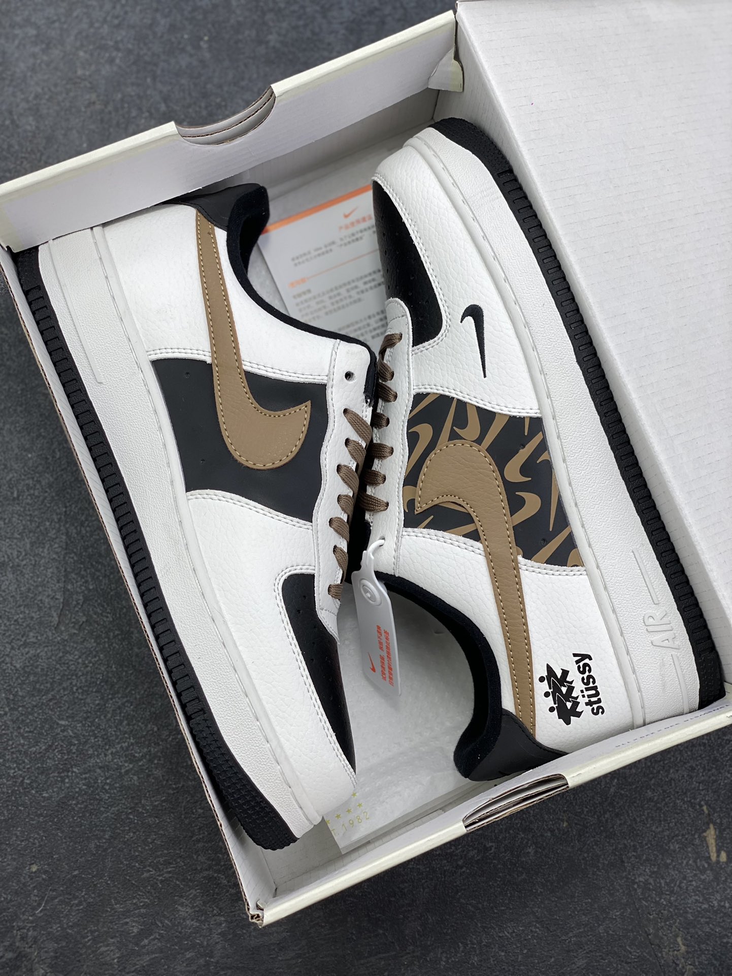 图片[9]-Nike Air Force 1 \’07 Low “斯图西联名——白黑绿勾”空军一号 高端定制 低帮 运动鞋 休闲鞋 折边针车 工艺难度大 原楦头原纸板 原装鞋盒 定制五金配件 内置全掌气垫 原厂鞋底 货号：XJ9168-002 尺码：36 36.5 37.5 38 38.5 39 40 40.5 41 42 42.5 43 44 44.5 45-选品中心