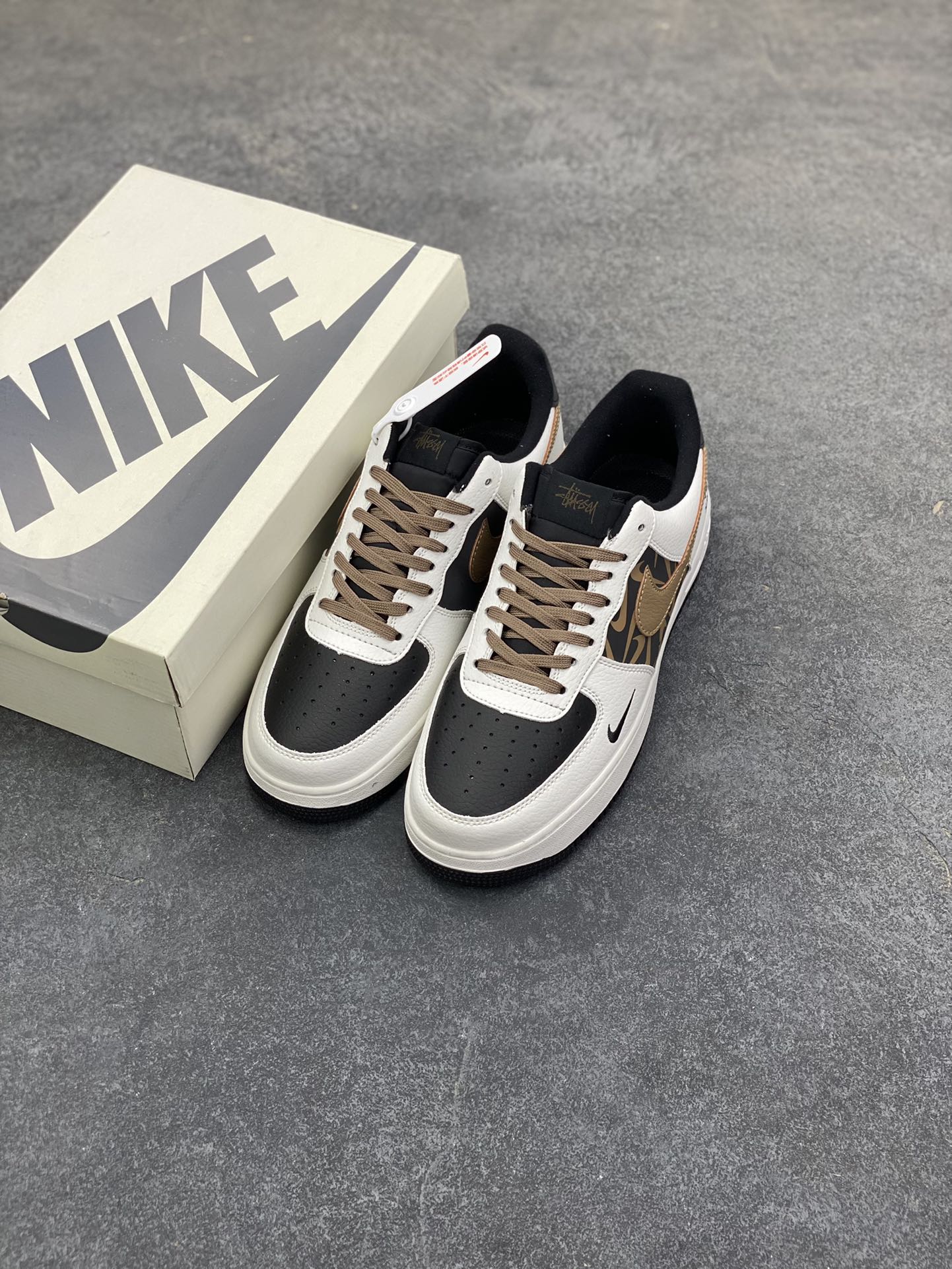 图片[8]-Nike Air Force 1 \’07 Low “斯图西联名——白黑绿勾”空军一号 高端定制 低帮 运动鞋 休闲鞋 折边针车 工艺难度大 原楦头原纸板 原装鞋盒 定制五金配件 内置全掌气垫 原厂鞋底 货号：XJ9168-002 尺码：36 36.5 37.5 38 38.5 39 40 40.5 41 42 42.5 43 44 44.5 45-选品中心