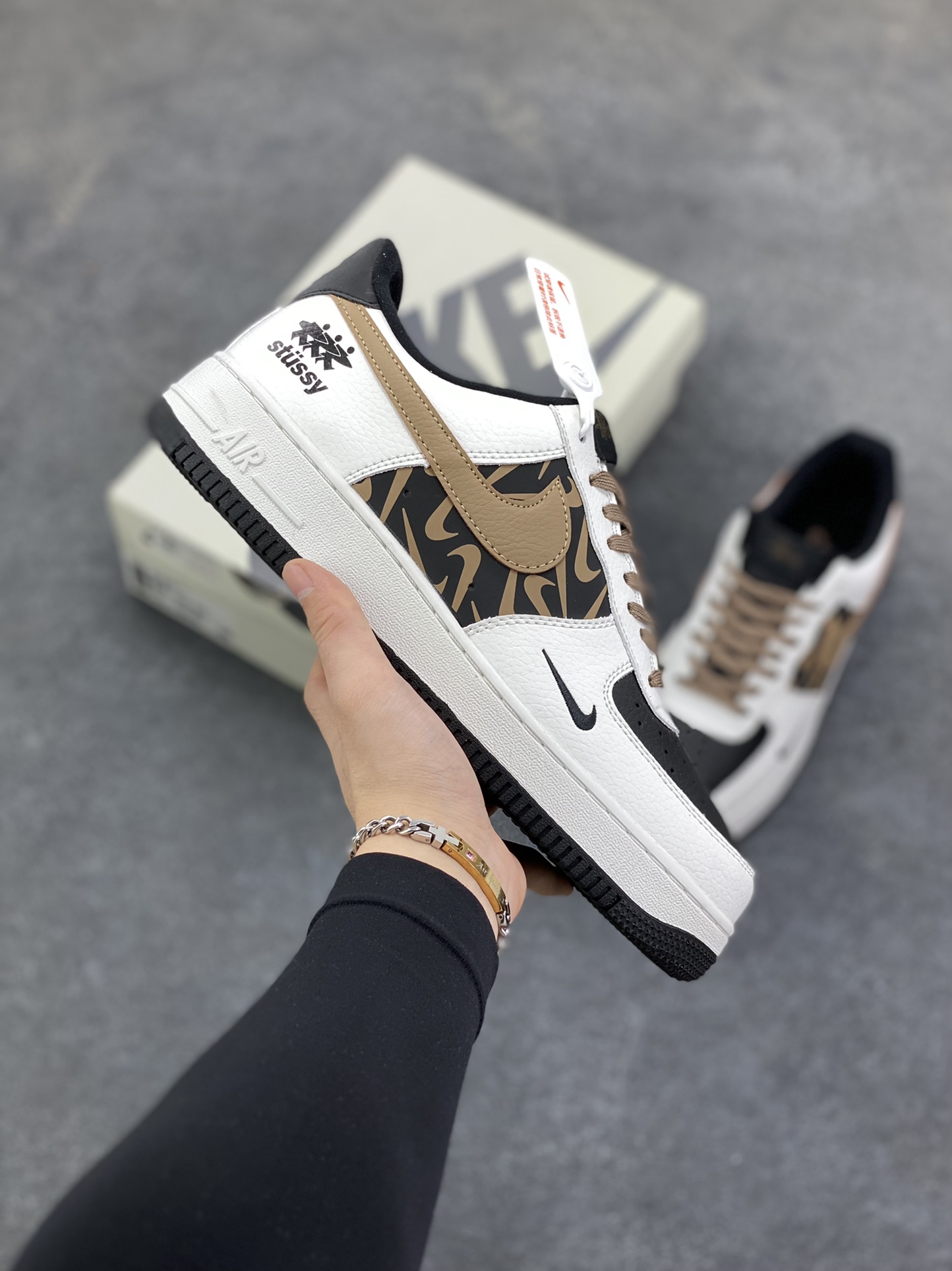 Nike Air Force 1 \'07 Low “斯图西联名——白黑绿勾”空军一号 高端定制 低帮 运动鞋 休闲鞋 折边针车 工艺难度大 原楦头原纸板 原装鞋盒 定制五金配件 内置全掌气垫 原厂鞋底 货号：XJ9168-002 尺码：36 36.5 37.5 38 38.5 39 40 40.5 41 42 42.5 43 44 44.5 45-选品中心