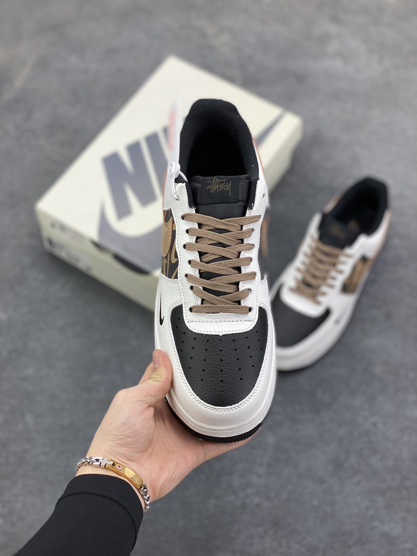 图片[2]-Nike Air Force 1 \’07 Low “斯图西联名——白黑绿勾”空军一号 高端定制 低帮 运动鞋 休闲鞋 折边针车 工艺难度大 原楦头原纸板 原装鞋盒 定制五金配件 内置全掌气垫 原厂鞋底 货号：XJ9168-002 尺码：36 36.5 37.5 38 38.5 39 40 40.5 41 42 42.5 43 44 44.5 45-选品中心