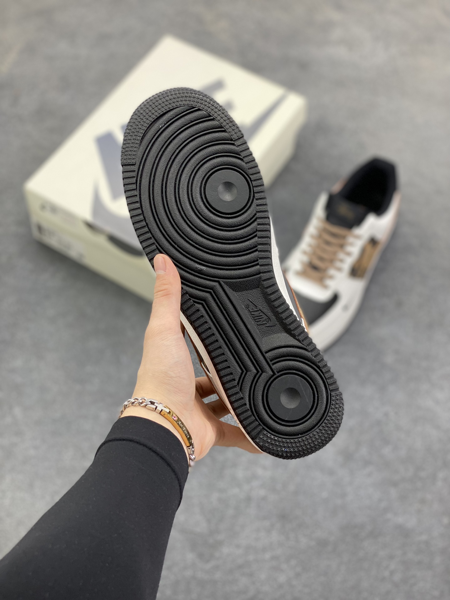 图片[5]-Nike Air Force 1 \’07 Low “斯图西联名——白黑绿勾”空军一号 高端定制 低帮 运动鞋 休闲鞋 折边针车 工艺难度大 原楦头原纸板 原装鞋盒 定制五金配件 内置全掌气垫 原厂鞋底 货号：XJ9168-002 尺码：36 36.5 37.5 38 38.5 39 40 40.5 41 42 42.5 43 44 44.5 45-选品中心