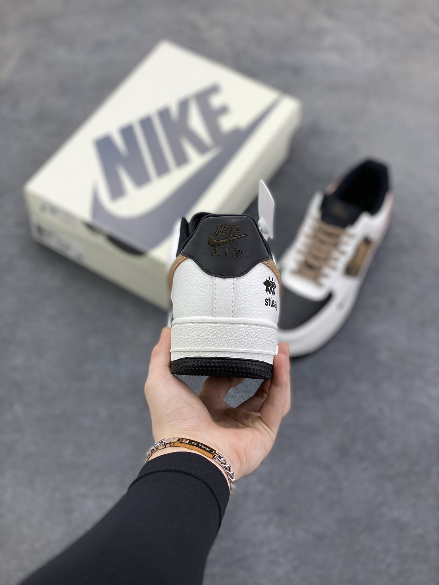 图片[4]-Nike Air Force 1 \’07 Low “斯图西联名——白黑绿勾”空军一号 高端定制 低帮 运动鞋 休闲鞋 折边针车 工艺难度大 原楦头原纸板 原装鞋盒 定制五金配件 内置全掌气垫 原厂鞋底 货号：XJ9168-002 尺码：36 36.5 37.5 38 38.5 39 40 40.5 41 42 42.5 43 44 44.5 45-选品中心