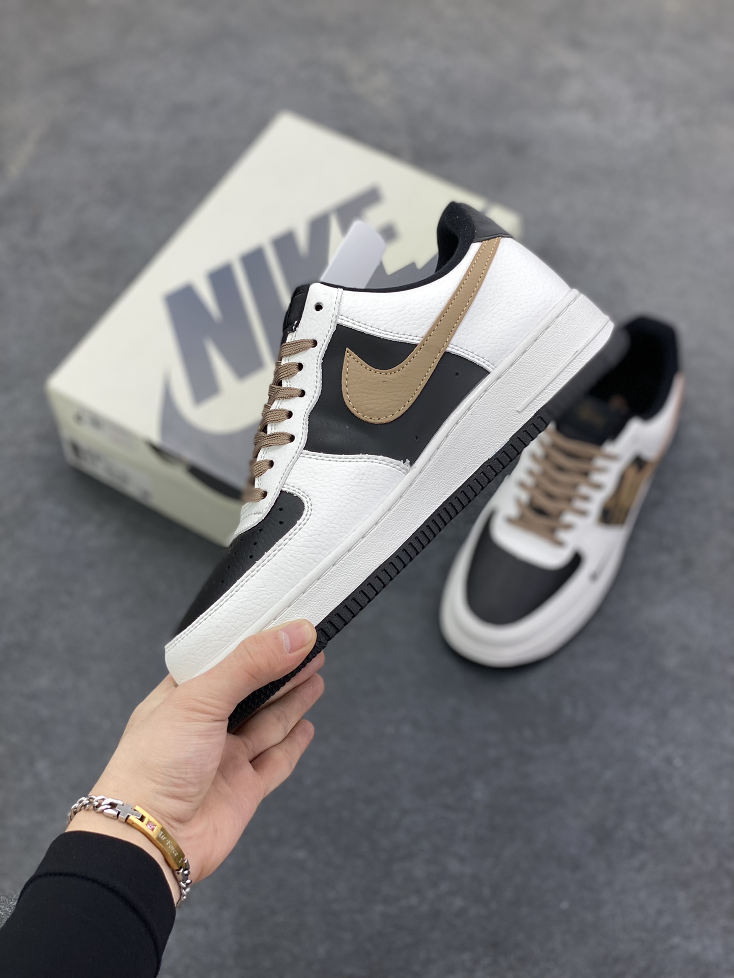图片[3]-Nike Air Force 1 \’07 Low “斯图西联名——白黑绿勾”空军一号 高端定制 低帮 运动鞋 休闲鞋 折边针车 工艺难度大 原楦头原纸板 原装鞋盒 定制五金配件 内置全掌气垫 原厂鞋底 货号：XJ9168-002 尺码：36 36.5 37.5 38 38.5 39 40 40.5 41 42 42.5 43 44 44.5 45-选品中心