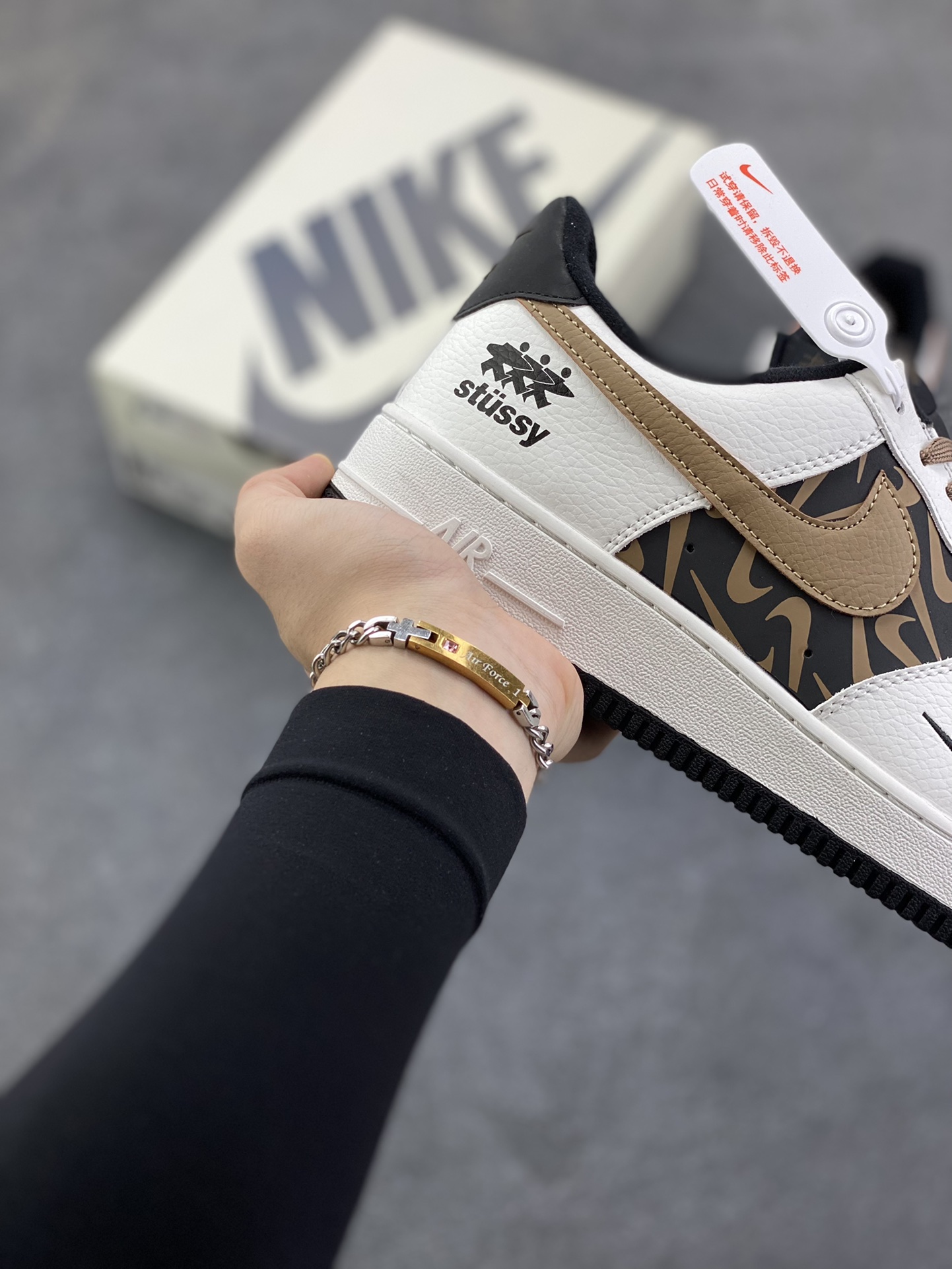 图片[6]-Nike Air Force 1 \’07 Low “斯图西联名——白黑绿勾”空军一号 高端定制 低帮 运动鞋 休闲鞋 折边针车 工艺难度大 原楦头原纸板 原装鞋盒 定制五金配件 内置全掌气垫 原厂鞋底 货号：XJ9168-002 尺码：36 36.5 37.5 38 38.5 39 40 40.5 41 42 42.5 43 44 44.5 45-选品中心