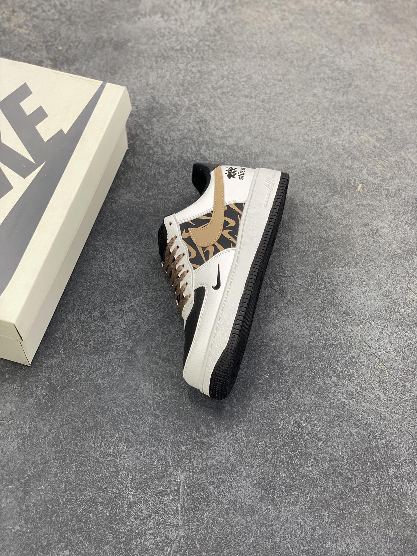 图片[7]-Nike Air Force 1 \’07 Low “斯图西联名——白黑绿勾”空军一号 高端定制 低帮 运动鞋 休闲鞋 折边针车 工艺难度大 原楦头原纸板 原装鞋盒 定制五金配件 内置全掌气垫 原厂鞋底 货号：XJ9168-002 尺码：36 36.5 37.5 38 38.5 39 40 40.5 41 42 42.5 43 44 44.5 45-选品中心