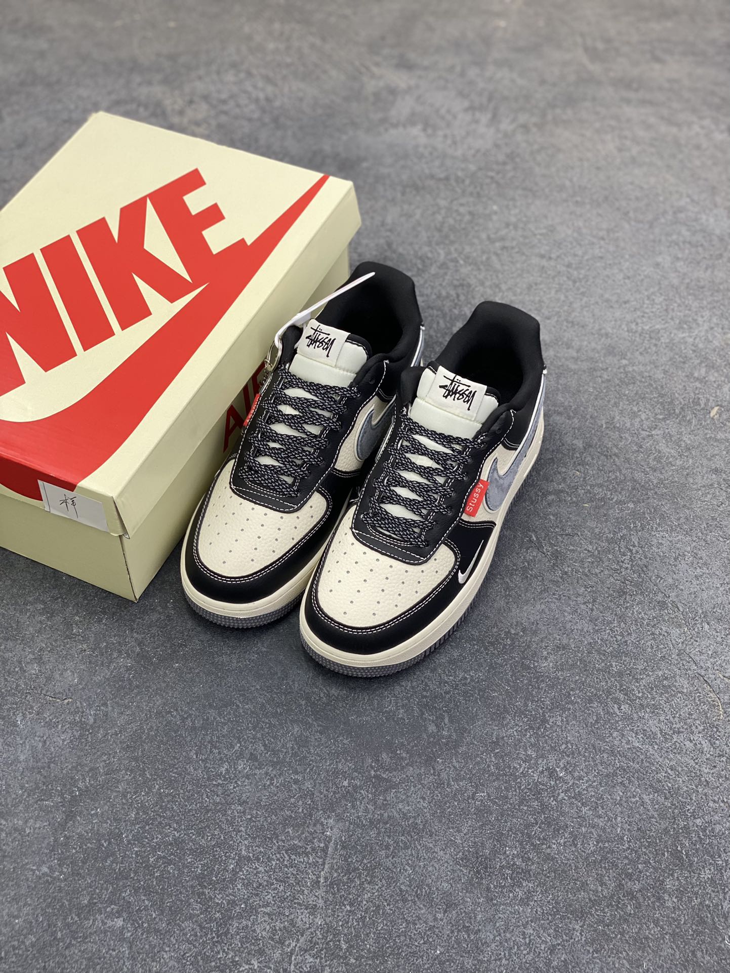 图片[8]-Nike Air Force 1 \’07 Low “斯图西联名——米灰黑织标”空军一号 高端定制 低帮 运动鞋 休闲鞋 折边针车 工艺难度大 原楦头原纸板 原装鞋盒 定制五金配件 内置全掌气垫 原厂鞋底 货号：DF0188-102 尺码：36 36.5 37.5 38 38.5 39 40 40.5 41 42 42.5 43 44 44.5 45-选品中心
