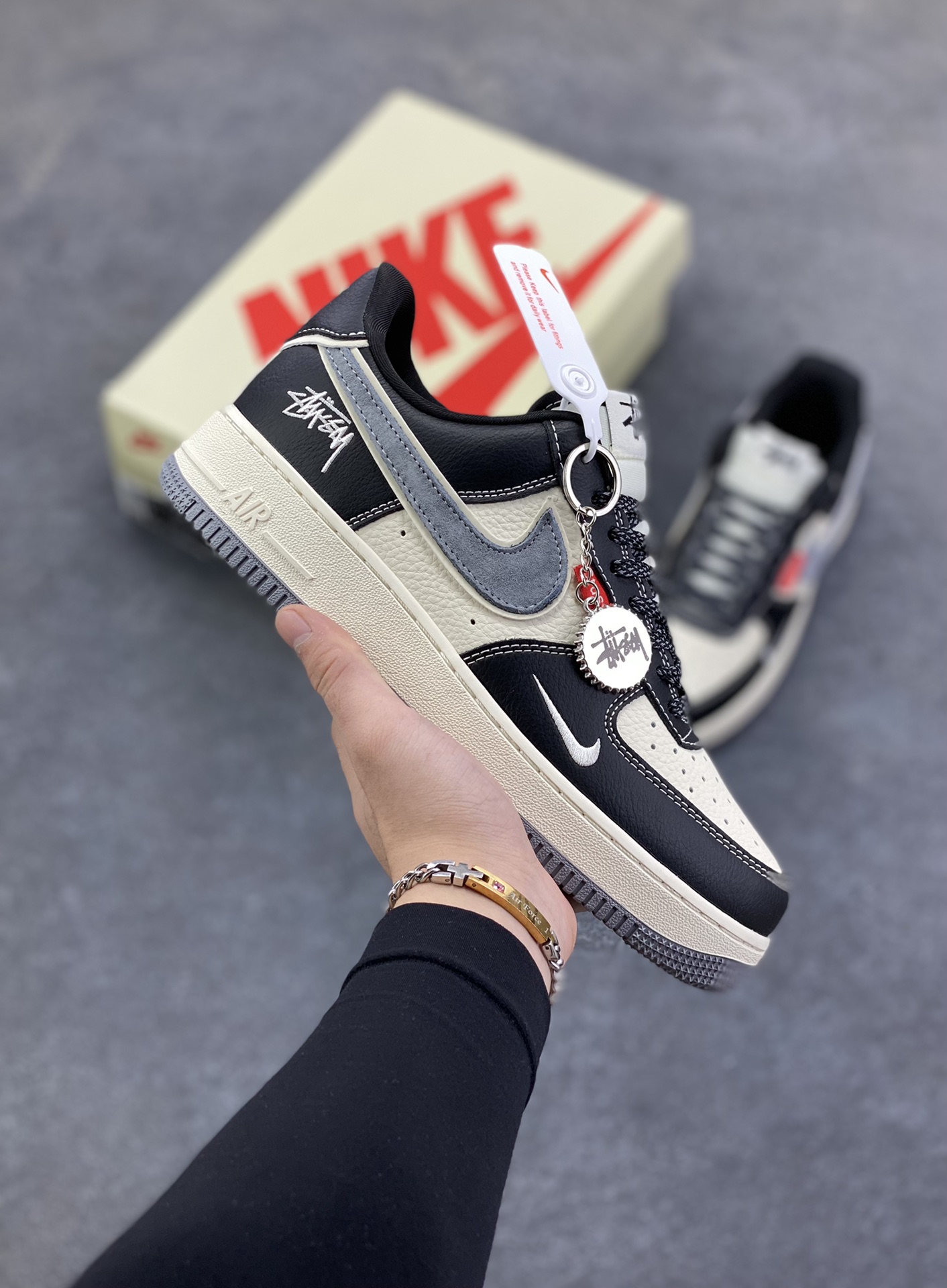 Nike Air Force 1 \'07 Low “斯图西联名——米灰黑织标”空军一号 高端定制 低帮 运动鞋 休闲鞋 折边针车 工艺难度大 原楦头原纸板 原装鞋盒 定制五金配件 内置全掌气垫 原厂鞋底 货号：DF0188-102 尺码：36 36.5 37.5 38 38.5 39 40 40.5 41 42 42.5 43 44 44.5 45-选品中心