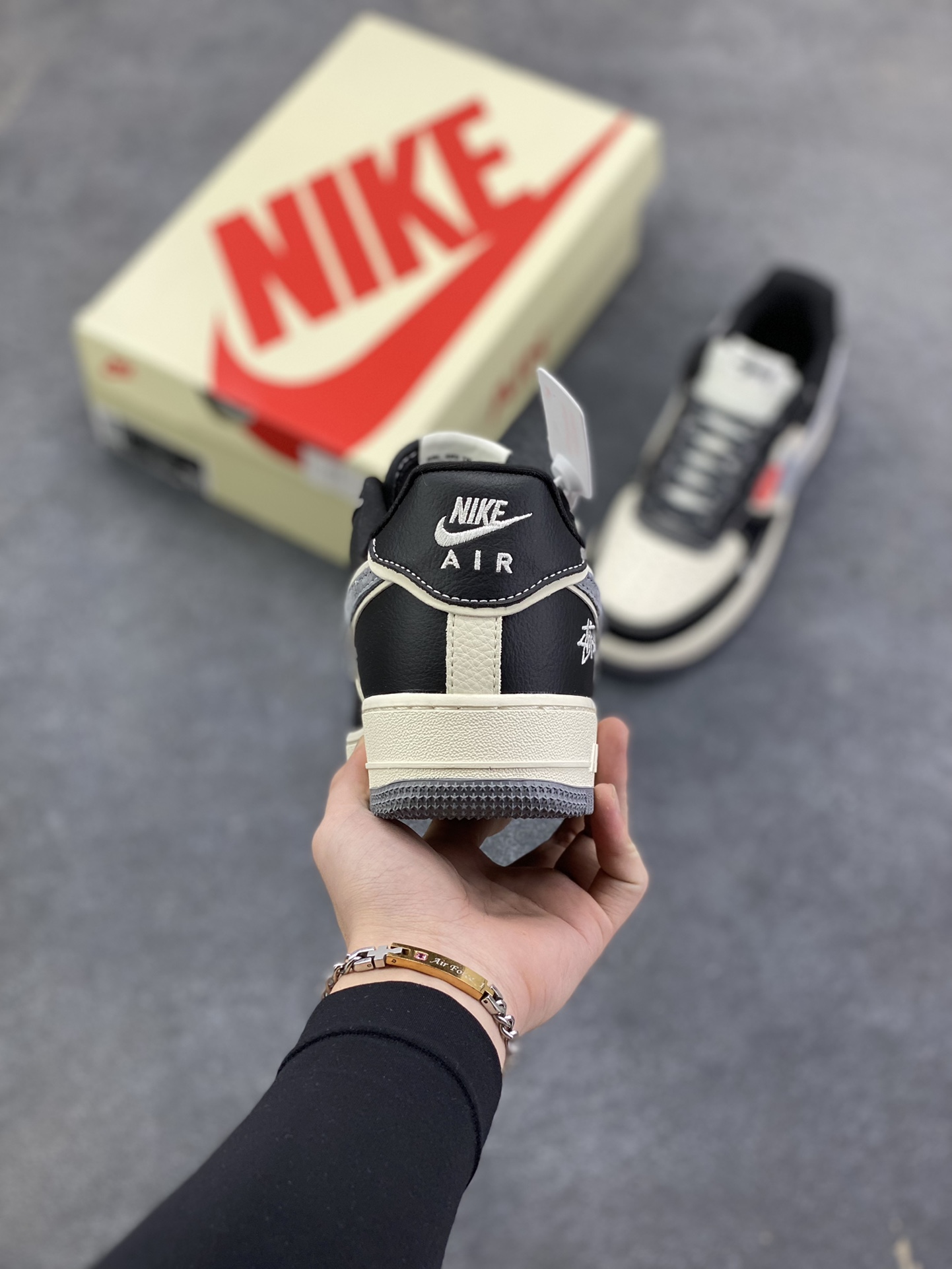 图片[4]-Nike Air Force 1 \’07 Low “斯图西联名——米灰黑织标”空军一号 高端定制 低帮 运动鞋 休闲鞋 折边针车 工艺难度大 原楦头原纸板 原装鞋盒 定制五金配件 内置全掌气垫 原厂鞋底 货号：DF0188-102 尺码：36 36.5 37.5 38 38.5 39 40 40.5 41 42 42.5 43 44 44.5 45-选品中心