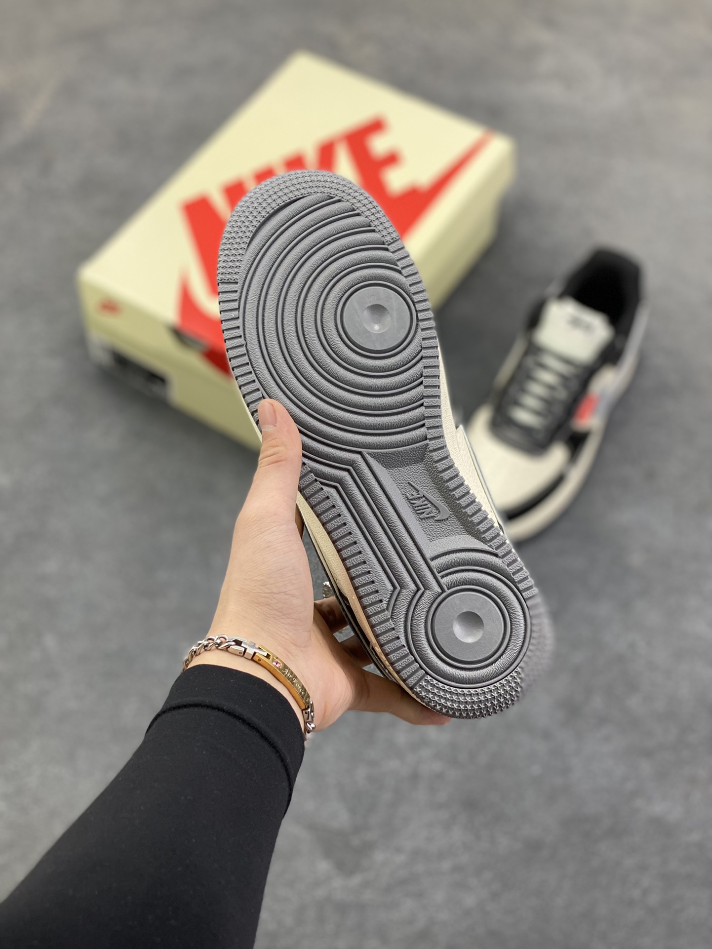 图片[5]-Nike Air Force 1 \’07 Low “斯图西联名——米灰黑织标”空军一号 高端定制 低帮 运动鞋 休闲鞋 折边针车 工艺难度大 原楦头原纸板 原装鞋盒 定制五金配件 内置全掌气垫 原厂鞋底 货号：DF0188-102 尺码：36 36.5 37.5 38 38.5 39 40 40.5 41 42 42.5 43 44 44.5 45-选品中心