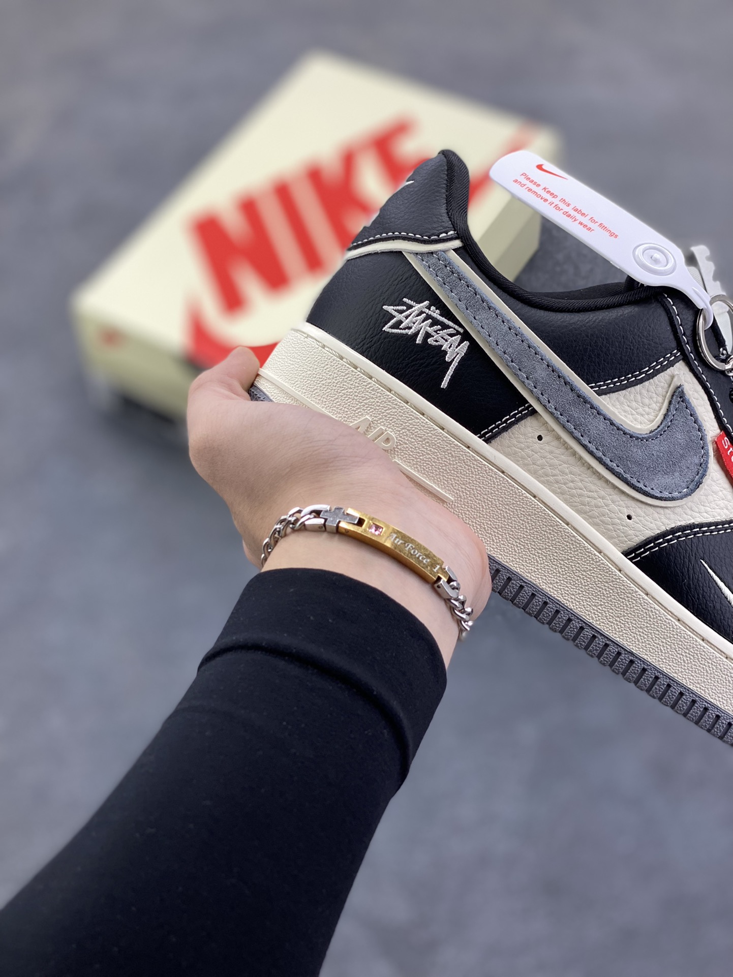 图片[6]-Nike Air Force 1 \’07 Low “斯图西联名——米灰黑织标”空军一号 高端定制 低帮 运动鞋 休闲鞋 折边针车 工艺难度大 原楦头原纸板 原装鞋盒 定制五金配件 内置全掌气垫 原厂鞋底 货号：DF0188-102 尺码：36 36.5 37.5 38 38.5 39 40 40.5 41 42 42.5 43 44 44.5 45-选品中心