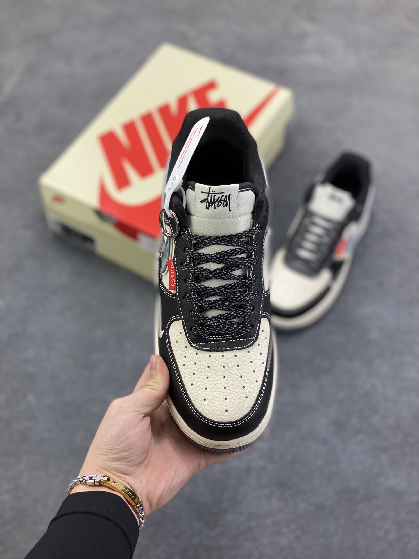 图片[2]-Nike Air Force 1 \’07 Low “斯图西联名——米灰黑织标”空军一号 高端定制 低帮 运动鞋 休闲鞋 折边针车 工艺难度大 原楦头原纸板 原装鞋盒 定制五金配件 内置全掌气垫 原厂鞋底 货号：DF0188-102 尺码：36 36.5 37.5 38 38.5 39 40 40.5 41 42 42.5 43 44 44.5 45-选品中心