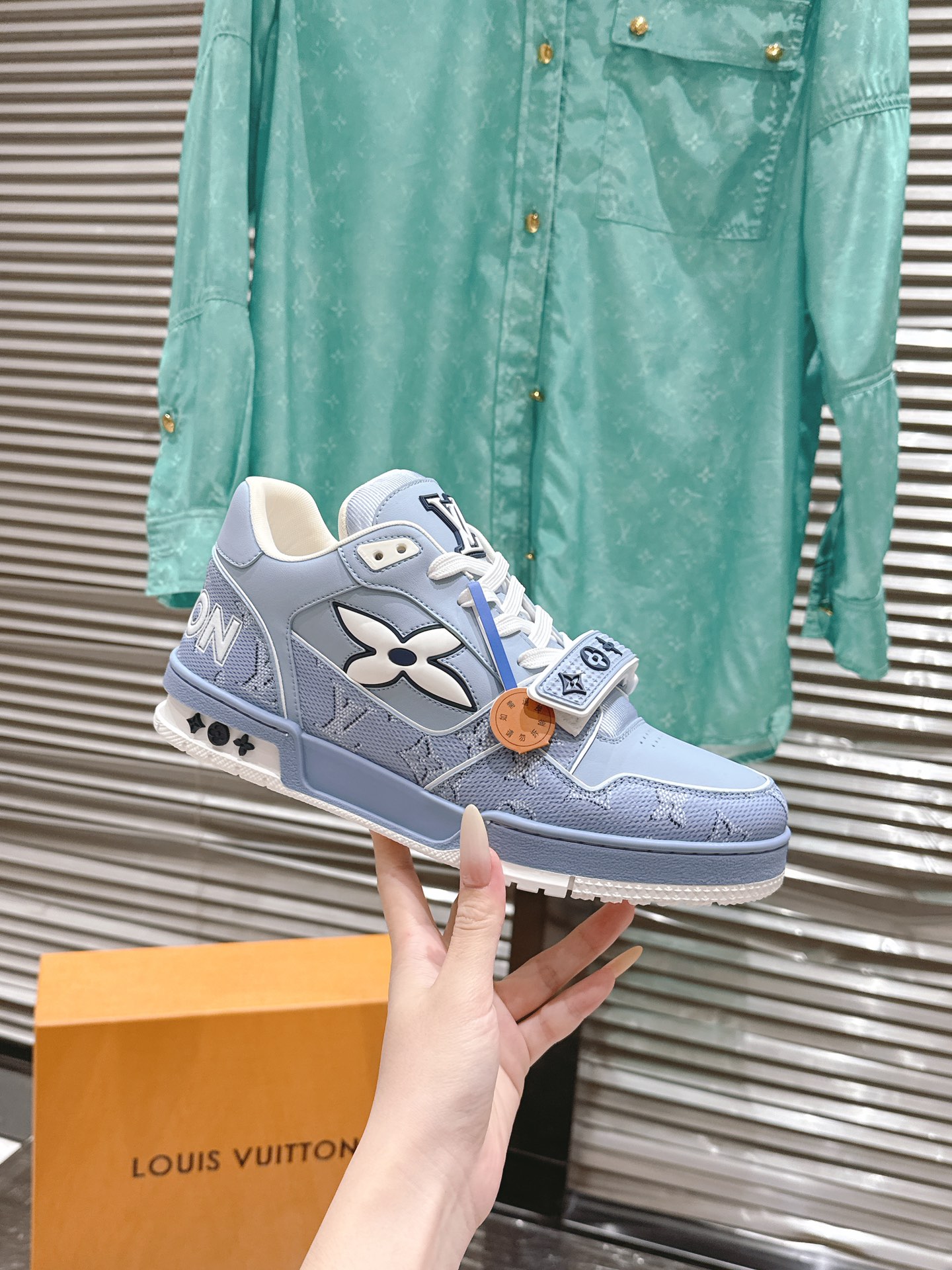 NO:612586,Top version LV Louis Vuitton L Home Donkey Brand Trainer Series Velcro Four-leaf Clover Casual Sports Shoes Skateboard Shoes Original purchase and development Production Original purchase and development Production This LV Trainer sneaker is made of smooth cow leather with intricate perforations, cleverly interpreting the inspiration of retro basketball shoes. The complex upper continues the classic structure, with Monogram flowers and asymmetrical Louis and Vuitton logos decorating the sides and rear. The delivery counter is exquisitely packaged. Fabric:  Original customized imported first-layer cowhide lining: Original customized breathable mesh lining Outsole: Original molded anti-slip TPU combination outsole Bottom thickness: 3CM Size: Men's and women's 35-46, casual shoes/sports shoes, louis vuitton, louis vuitton, louis vuitton, louis vuitton, louis vuitton, sneakers, cowhide19860909顶级版本 LV 路易威登L家 驴牌 Trainer系列 魔术贴 四叶草 休闲 运动鞋 滑板鞋 原版购入开发 做货 原版购入开发 做货 本款 LV Trainer 运动鞋为光滑牛皮革融入工致穿孔,巧妙演绎复古篮球鞋的灵感探索.繁复鞋面延续经典结构,Monogram 花卉和不对称 Louis 与 Vuitton 标识分饰侧面和后部 配送专柜精美包装 面料: 原版定制进口头层牛皮 内里: 原版定制透气网里 大底: 原版开模防滑TPU组合大底 底厚: 3CM Size: 男女款35-46,休闲鞋/运动鞋,louis vuitton,louis vuitton,louis vuitton,louis vuitton,louis vuitton,sneakers,cowhide,Women's Shoes