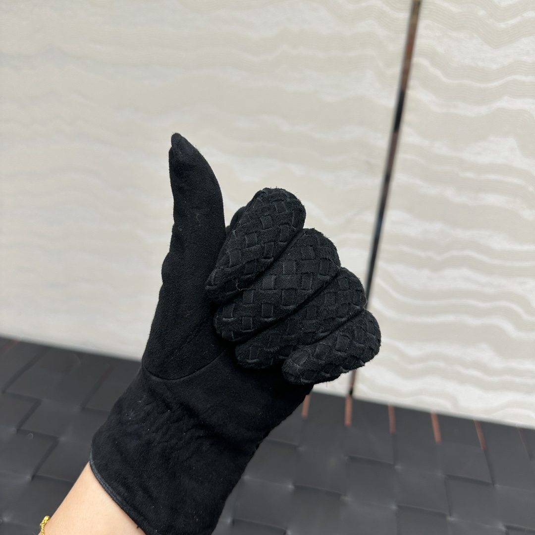暖心又暖身的礼物来啦🎁自留款推荐独家首发❤️原单品质！时髦精必备单品！BV手工编织小羊皮手套！真的绝好看