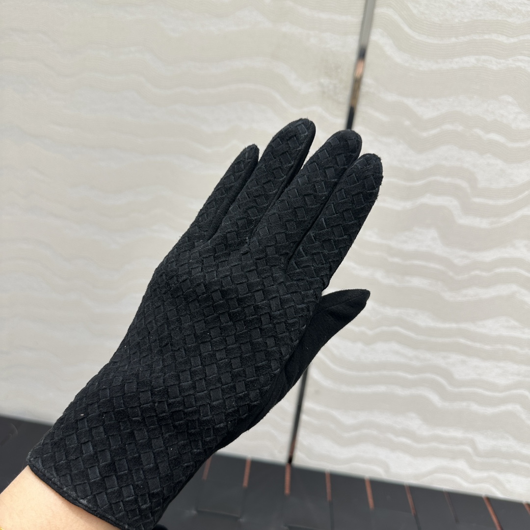 暖心又暖身的礼物来啦🎁自留款推荐独家首发❤️原单品质！时髦精必备单品！BV手工编织小羊皮手套！真的绝好看