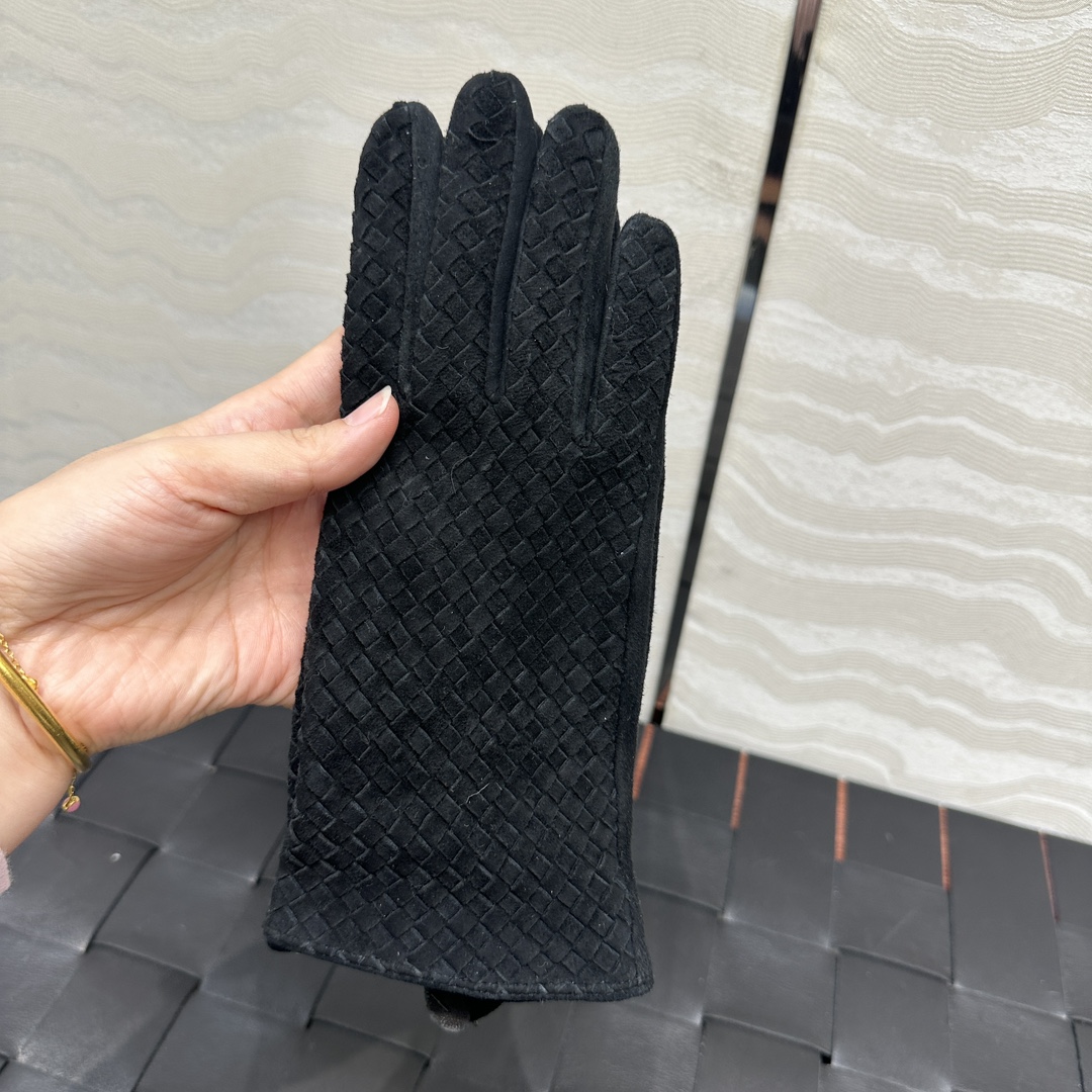 暖心又暖身的礼物来啦🎁自留款推荐独家首发❤️原单品质！时髦精必备单品！BV手工编织小羊皮手套！真的绝好看