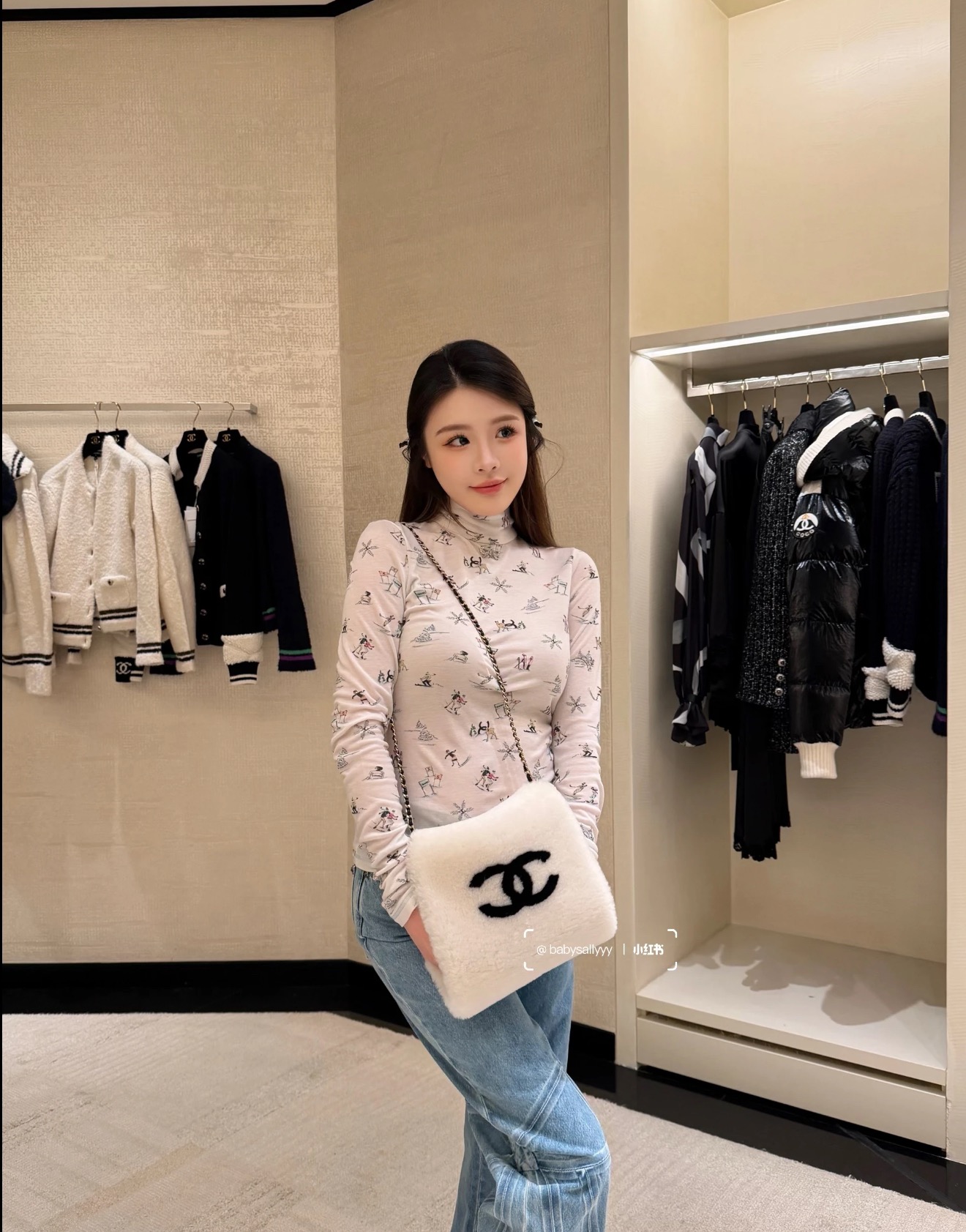 NO:590462,Model No. D25111127 CHANE's latest custom-made thin, see-through ski pattern logo print, bow-decorated back zipper, slim fit, high collar, long-sleeved bottoming shirt top!  White, (M size shoulder width 39, bust 88, sleeve length 64, dress length 57) hair, chanel, alexander wang19860909款号D25111127 CHANE*新款 定制轻薄透视滑雪图案logo印花、蝴蝶结装饰后背拉链修身显瘦高领长袖打底衫上衣！白色,（M码肩宽39,胸围88,袖长64,衣长57）发,,chanel,alexander wang,Women's clothing