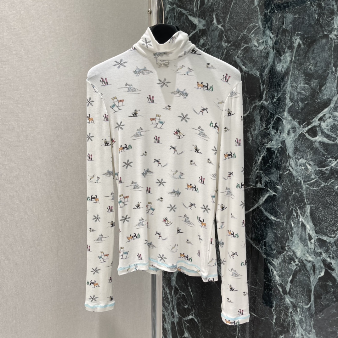 小香 25秋冬新款 高领滑雪印花上衣 胸口居中位置点缀水钻蝴蝶结徽标通体满印滑雪➕雪花等冬日雪场元素融入