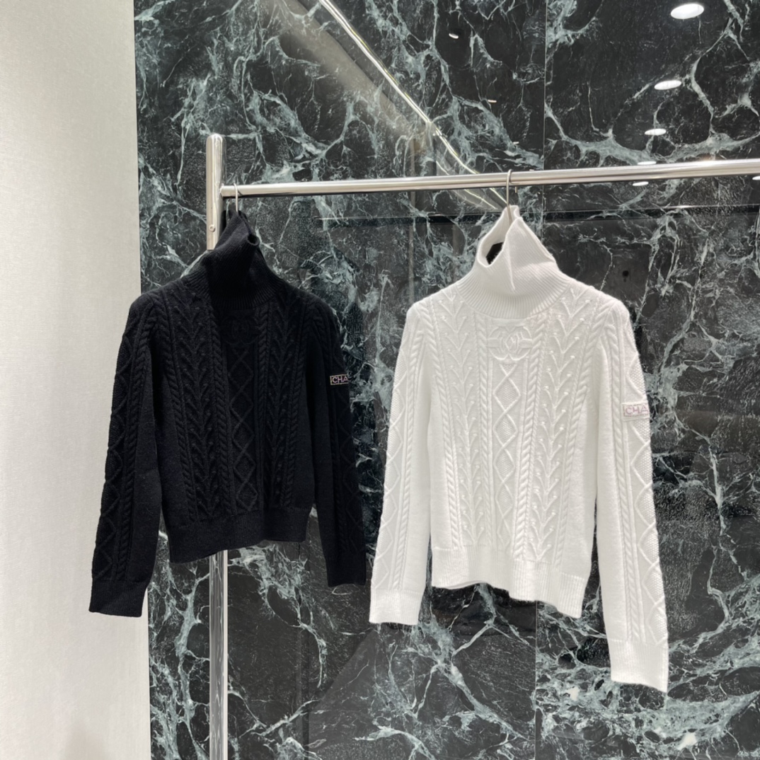 小香 25秋冬新款 绞花高领毛衣 立体的绞花针织纹理，在视觉上勾勒出层次与质感 高领设计兼顾保暖与气场，