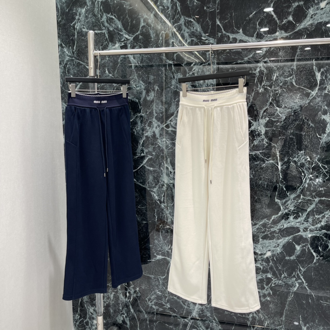 Miu 25秋冬新款 阔腿休闲裤 腰部品牌标识织带点睛，阔腿剪裁慵懒随性 纯净色调温柔显质感，垂坠面料修