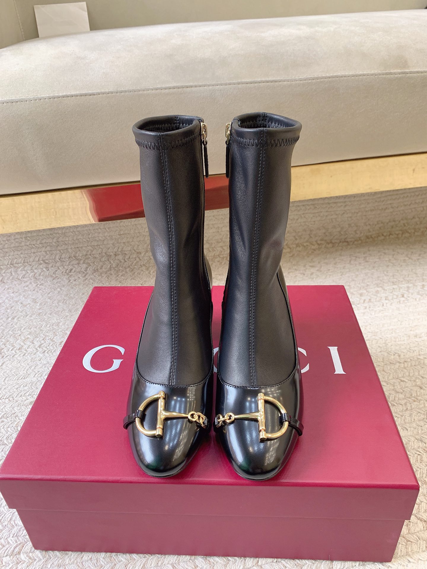 NO:693827,25 New products in the autumn and winter series Big D half horsebit ankle boots. Stretch boots are made of glossy patent leather. The fabric is original custom-made imported patent leather + elastic leather. Hardware is molded by a large factory in Dongguan.1986090925 秋冬系列新品 大D半马衔扣踝靴 弹力靴采用光泽感漆皮 面料原版定制进口漆皮+弹力皮 五金东莞大厂开模大D半马衔扣 内里／垫脚高端定制羊皮里 跟高6.5cm 大底意大利真皮底 尺码35-42（40 41 42定做,不退换）,靴子,boots,sheepskin,Women's Shoes