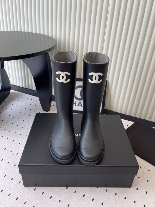 NO:577498,The top upgraded version of Chanel's popular velvet rain boots is lighter and more comfortable on the feet. Recommended by Xiaohongshu Internet celebrities, it is hard to find one shoe in the counter. The top version with rubber vulcanization process without seams is consistent with the original version. Size35-40 (41 customized), boots, chanel, boots, rain boots19860909Chanel爆款加绒雨靴顶级升级版 上脚更轻盈更舒适 小红书网红推荐款,专柜一鞋难求 无合缝线橡胶硫化工艺顶级版本 与原版一致 Size35-40 (41订做),靴子,chanel,boots,rain boots,Women's Shoes