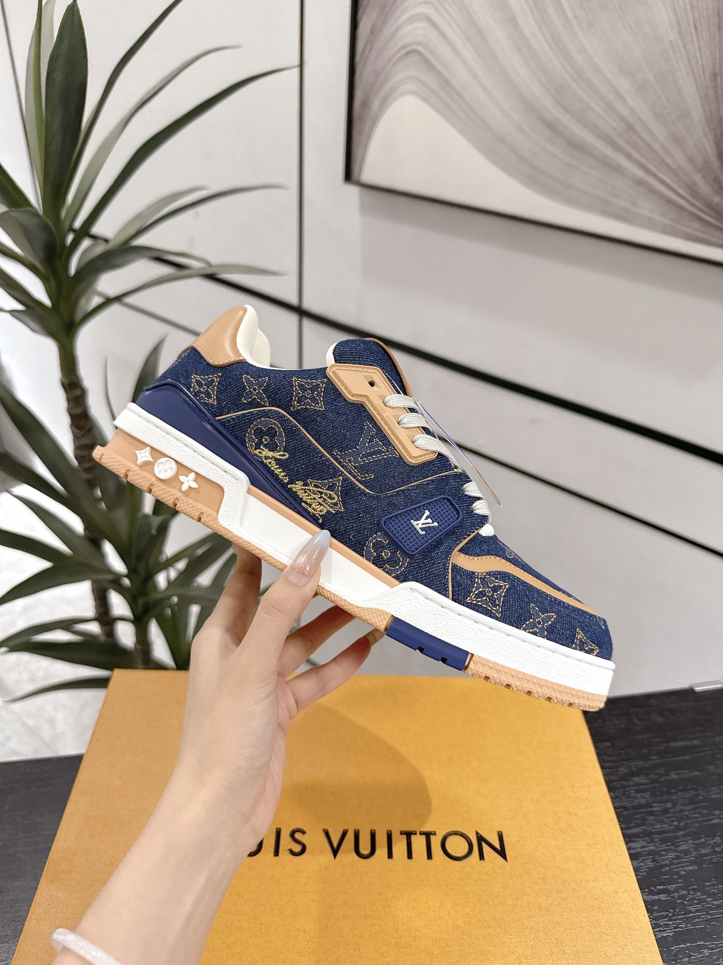 NO:630901,This LV Trainer sneaker pays tribute to the collaboration between Pharrell Williams and Nigo in the 2025 autumn and winter men's wear show. The smooth cow leather upper is decorated with the initials of the two designers with exquisite studs, which contrasts with the portrait pattern on the back. The rubber LV letters and Vuitton logo complete the eye-catching design. Exquisite packaging at the delivery counter. Fabric: Original custom first-layer cowhide. Lining: Original custom breathable mesh lining. Outsole:  Original molded two-color TPU combination outsole, sole thickness: 3CM Size: women's 35-40 men's 38-46, casual shoes/sports shoes, louis vuitton, sneakers, cowhide19860909本款 LV Trainer 运动鞋致意 Pharrell Williams 与 Nigo 在 2025 秋冬男装秀场的联袂合作,以工致饰钉为光滑牛皮革鞋面点缀两位设计师的首字母标签,与后部的肖像图案相映成趣.橡胶 LV 字母和 Vuitton 标识完善瞩目设计 配送专柜精美包装 面料: 原版定制头层牛皮 内里: 原版定制透气网里 大底: 原版开模双色TPU组合大底 底厚: 3CM Size: 女款35-40 男38-46,休闲鞋/运动鞋,louis vuitton,sneakers,cowhide,Women's Shoes