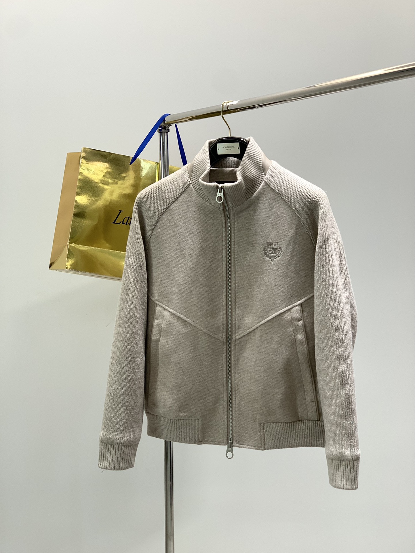 NO:650923,, LP (Loro Piana), the latest winter product, available at counters at the same time, original order, fashionable and casual thin down lapel jacket, made of imported original fabrics, top-notch embroidery crafts letter pattern decoration logo, original hardware accessories decoration, extremely high grade, comfortable and versatile, and the upper body is very handsome!  2 colors recommended, size M-3Xl,,loro piana,loro piana,jackets & coats,down jacket,alexander wang19860909,LP(Loro Piana ),冬季最新品,专柜同步有售,原单狠货,时尚休闲薄羽绒翻领外套,采用进口原版面料,顶级刺绣工艺字母图案装饰logo,原版五金辅料装饰,档次极高,舒适百搭,上身帅气十足！2色推荐,码数M-3Xl,,loro piana,loro piana,jackets & coats,down jacket,alexander wang,Men's clothing