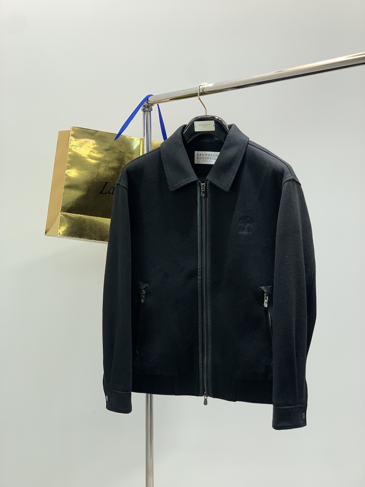 NO:650956,, Italian Divine Lion, the latest winter product, available at the counter at the same time, original order, fashionable and casual thin down lapel jacket, made of imported original fabrics, top-notch embroidery technology letter pattern decoration logo, original hardware accessories decoration, extremely high grade, comfortable and versatile, and the upper body is very handsome!  2 colors recommended, size M-3Xl, jackets & coats, down jacket, alexander wang19860909,意大利神狮,冬季最新品,专柜同步有售,原单狠货,时尚休闲薄羽绒翻领外套,采用进口原版面料,顶级刺绣工艺字母图案装饰logo,原版五金辅料装饰,档次极高,舒适百搭,上身帅气十足！2色推荐,码数M-3Xl,,jackets & coats,down jacket,alexander wang,Men's clothing