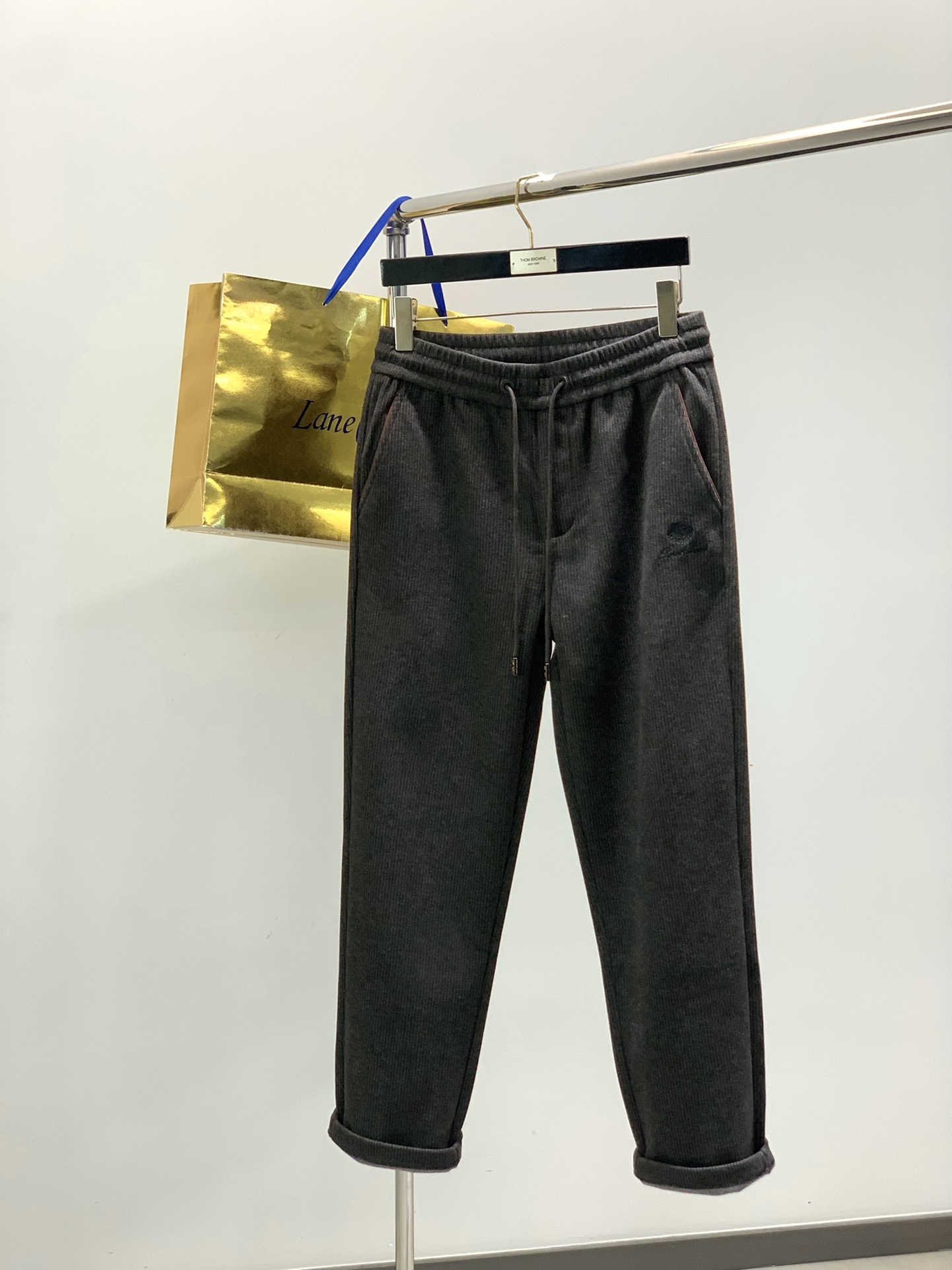 NO:599746,, LP (Loro Piana), the latest autumn and winter products, available at counters at the same time, original goods, fashionable casual pants, made of imported original fabrics, top-notch embroidery technology, letter pattern decoration logo, original hardware accessories decoration, extremely high grade, comfortable and versatile, and the upper body is very handsome!  3 colors recommended, size M-3XL,, loro piana, loro piana, alexander wang19860909,LP(Loro Piana ),秋冬最新品,专柜同步有售,原单狠货,时尚休闲裤,采用进口原版面料,顶级刺绣工艺字母图案装饰logo,原版五金辅料装饰,档次极高,舒适百搭,上身帅气十足！3色推荐,码数M-3XL,,loro piana,loro piana,alexander wang,Men's clothing