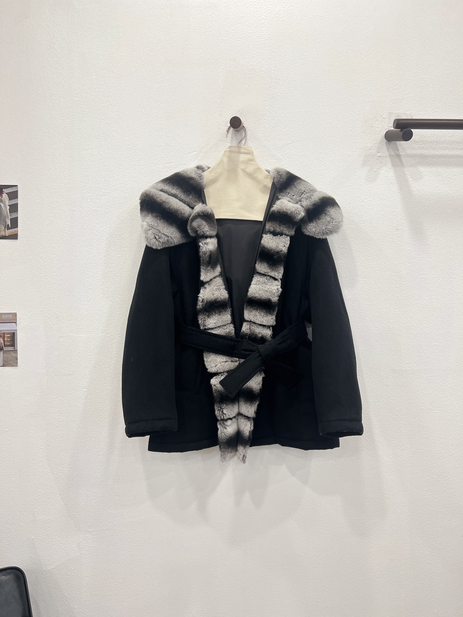 NO:637014,New goose down jackets for autumn and winter are available. The large-necked Rex Rabbit and Totoro fur collar goose down jacket [high luxury black] invites you to appreciate the details. It uses the same wool blended fabric material as the original version, which is more warm and wind-resistant. It uses imported rex rabbit fixed and dyed chinchilla colors. The visual effect is more luxurious and atmospheric. The large-sized rex rabbit and chinchilla fur collar gives you enough warmth in winter, women's clothing, alexander wang19860909秋冬新款鹅绒服上新 大围领獭兔龙猫毛领鹅绒服【高奢黑】细节邀你鉴赏 选用与原版一致的羊毛混纺面料材质,更保暖抗风 选用进口獭兔定色定染龙猫色系 视觉效果更加奢华大气 大大的围领獭兔龙猫毛领 在冬日里给到你足够的温暖,女装,alexander wang,Women's clothing