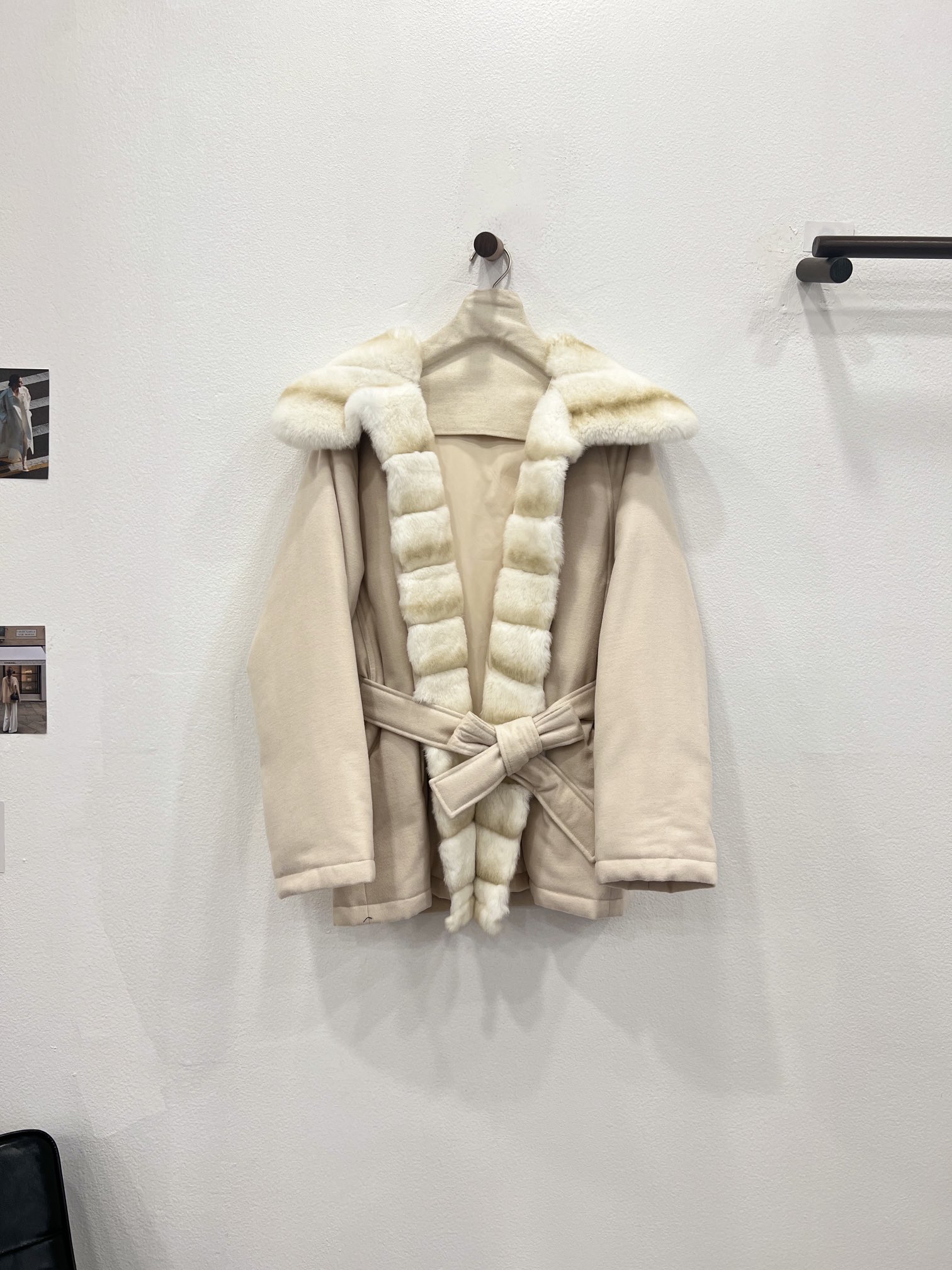 NO:637017,The new goose down jacket for autumn and winter is new. The large-neck Rex Rabbit and Totoro fur collar goose down jacket [apricot pink] invites you to appreciate the details. It uses the same wool blended fabric material as the original version, which is more warm and wind-resistant. It uses imported rex rabbit fixed and dyed chinchilla colors. The visual effect is more luxurious and atmospheric. The large-sized rex rabbit and chinchilla fur collar gives you enough warmth in winter, women's clothing, alexander wang19860909秋冬新款鹅绒服上新 大围领獭兔龙猫毛领鹅绒服【杏粉色】细节邀你鉴赏 选用与原版一致的羊毛混纺面料材质,更保暖抗风 选用进口獭兔定色定染龙猫色系 视觉效果更加奢华大气 大大的围领獭兔龙猫毛领 在冬日里给到你足够的温暖,女装,alexander wang,Women's clothing