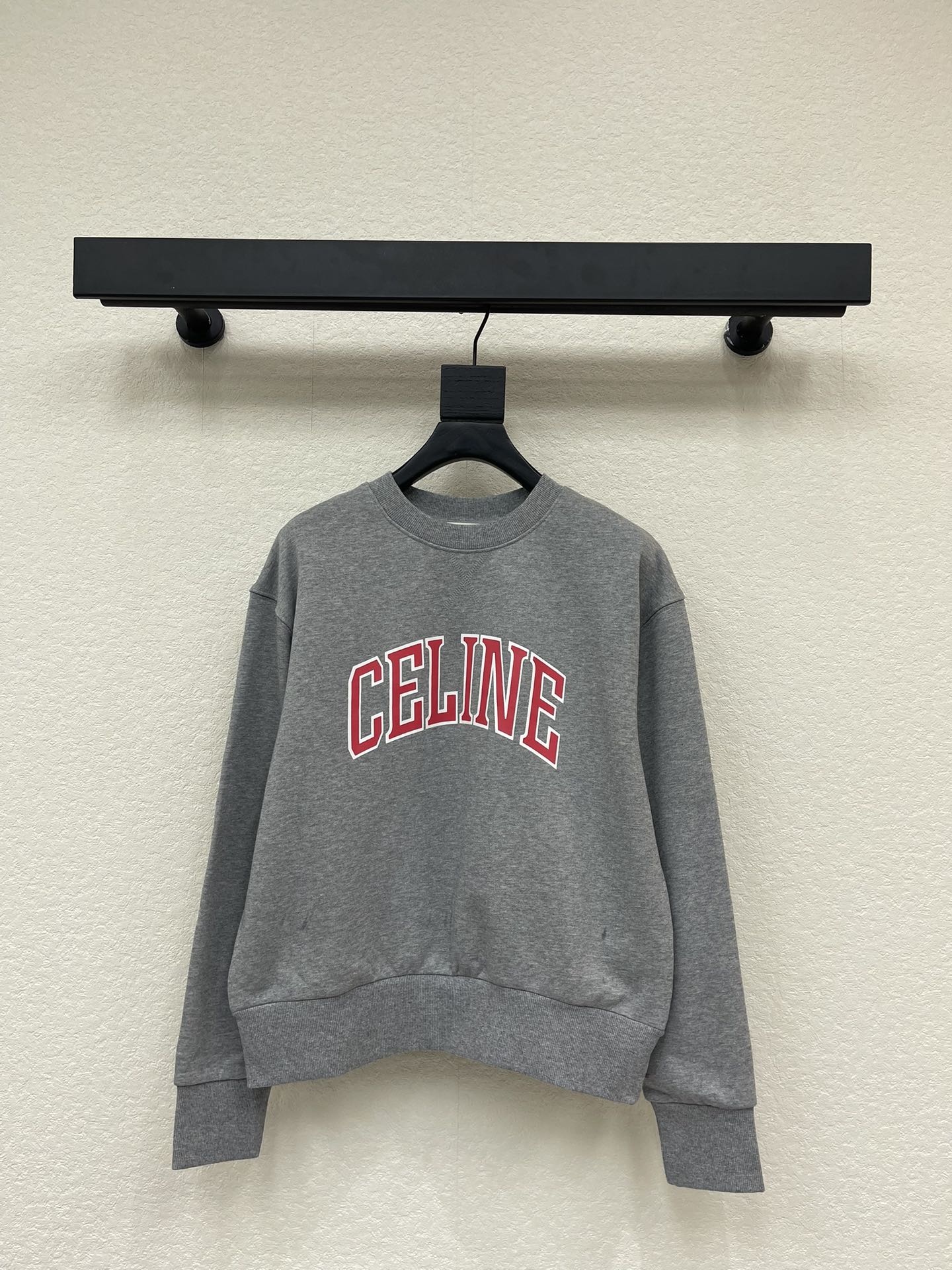 NO:578168,Celin*25 new autumn and winter round neck sweatshirt with contrasting letters. Customized YB native cotton material, comfortable and soft, warm to wear, cut off the shoulder sweater, with threaded edge details at the cuffs and hem, creating a refined and coordinated atmosphere. Decorated with letters on the chest, arched shadow color three-dimensional design, the brand's high-end sense is obvious, the overall style is low-key without losing texture, casual and fashionable wear, fashionable items for autumn and winter layering. SML  A,,celine,hoodie,sweatshirts,alexander wang19860909Celin*25秋冬新款圆领字母撞色卫衣.定制YB原生全棉材质,舒适软糯,穿搭保暖,落肩卫衣剪裁,袖口下摆螺纹包边细节,营造出精致协调的氛围感,胸前点缀字母装饰,拱形阴影色立体造型设计,品牌高级感立显,整体风格低调不失质感,穿搭休闲时髦,秋冬叠穿时髦单品.SML A,,celine,hoodie,sweatshirts,alexander wang,Women's clothing