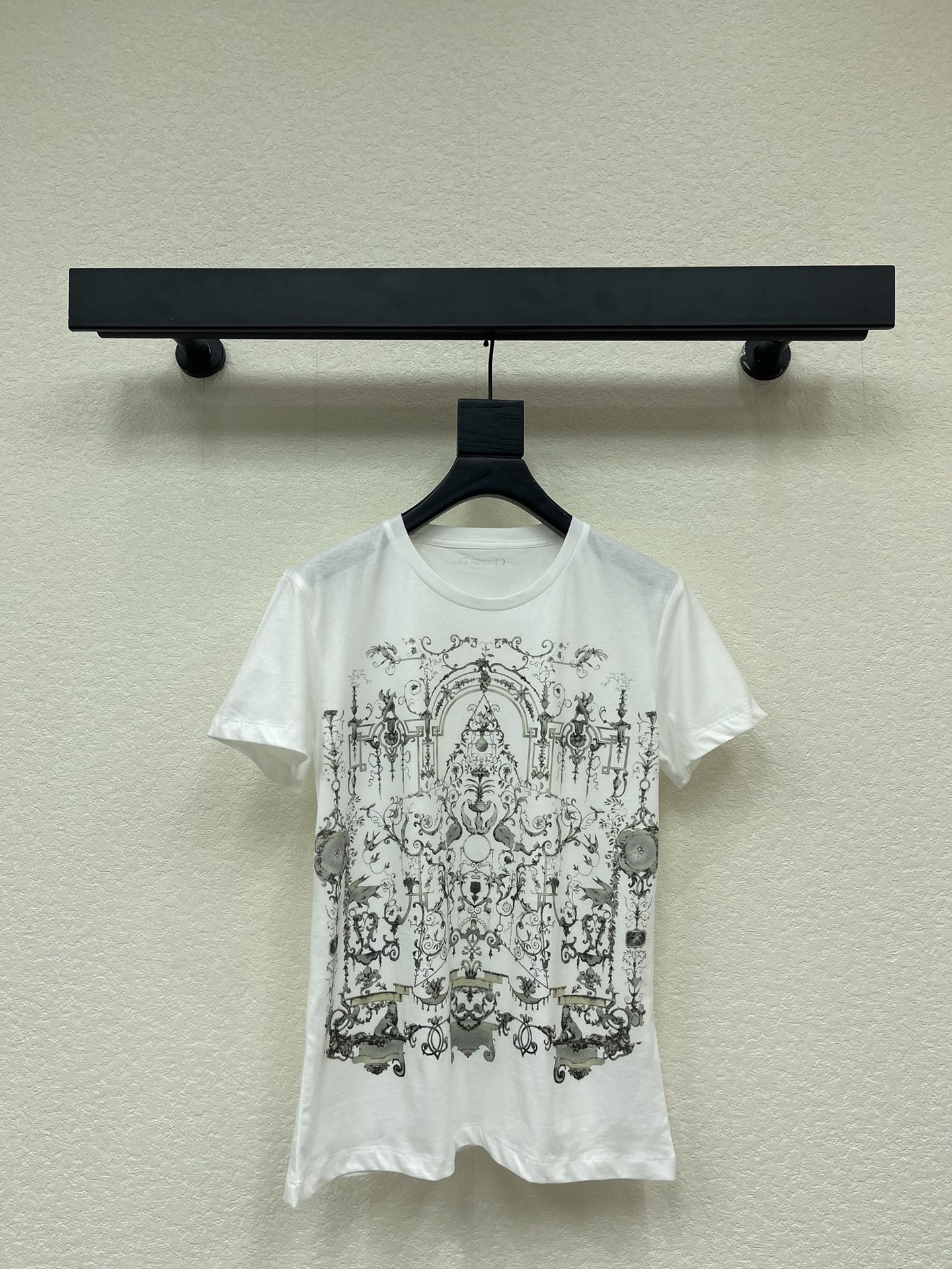 NO:578158,Dio*26 early spring new five-pointed star letter printed short-sleeved T-shirt. High-density fashionable sports style. Every daily wear. Playful and age-reducing design elements full of vitality. High quality. Sizes SML, dior, T-shirt, tees, t-shirt, alexander wang19860909Dio*26早春新款五角星字母印花短袖T恤 高密度时髦运动风 每个日常的穿搭 俏皮减龄充满元气的设计元素 高品质 尺码SML,,dior,T-shirt,tees，t-shirt,alexander wang,Women's clothing