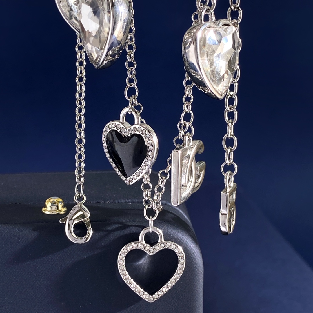 ❤️125包邮/原单代购级别
杜嘉班纳D&G欧美大牌范儿金属光面DG字母黑色滴油桃心镶白钻爱心形镶钻多元素流苏吊坠复古做旧项链 黄铜材料 项链重约41.9g 项链约长40cm+5.5cm+1.5cm尾牌