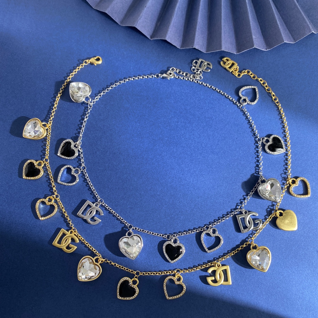 ❤️125包邮/原单代购级别
杜嘉班纳D&G欧美大牌范儿金属光面DG字母黑色滴油桃心镶白钻爱心形镶钻多元素流苏吊坠复古做旧项链 黄铜材料 项链重约41.9g 项链约长40cm+5.5cm+1.5cm尾牌