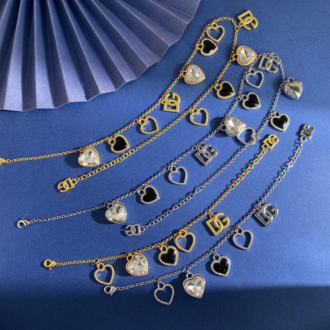 ❤️125包邮/原单代购级别
杜嘉班纳D&G欧美大牌范儿金属光面DG字母黑色滴油桃心镶白钻爱心形镶钻多元素流苏吊坠复古做旧项链 黄铜材料 项链重约41.9g 项链约长40cm+5.5cm+1.5cm尾牌