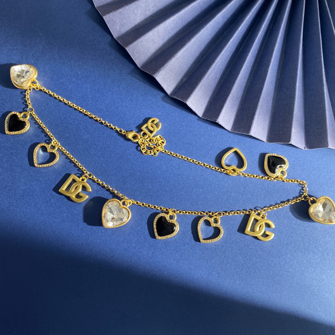 ❤️125包邮/原单代购级别
杜嘉班纳D&G欧美大牌范儿金属光面DG字母黑色滴油桃心镶白钻爱心形镶钻多元素流苏吊坠复古做旧项链 黄铜材料 项链重约41.9g 项链约长40cm+5.5cm+1.5cm尾牌