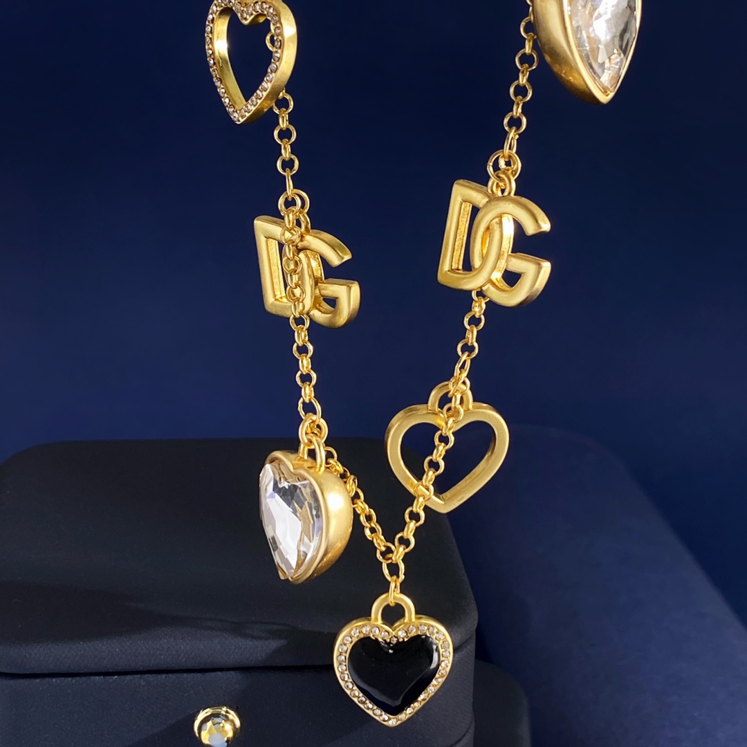 ❤️125包邮/原单代购级别
杜嘉班纳D&G欧美大牌范儿金属光面DG字母黑色滴油桃心镶白钻爱心形镶钻多元素流苏吊坠复古做旧项链 黄铜材料 项链重约41.9g 项链约长40cm+5.5cm+1.5cm尾牌