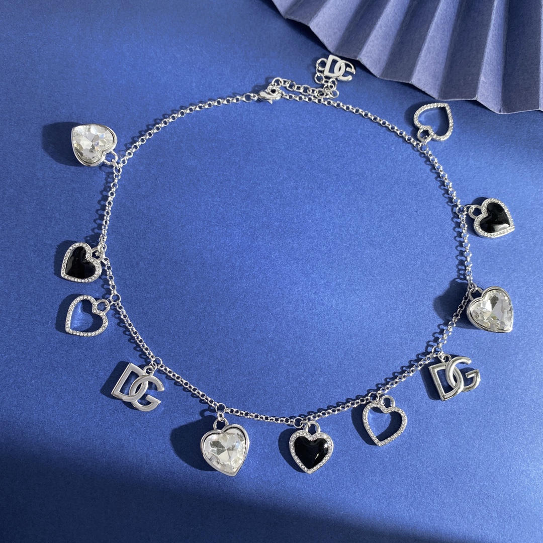 ❤️125包邮/原单代购级别
杜嘉班纳D&G欧美大牌范儿金属光面DG字母黑色滴油桃心镶白钻爱心形镶钻多元素流苏吊坠复古做旧项链 黄铜材料 项链重约41.9g 项链约长40cm+5.5cm+1.5cm尾牌