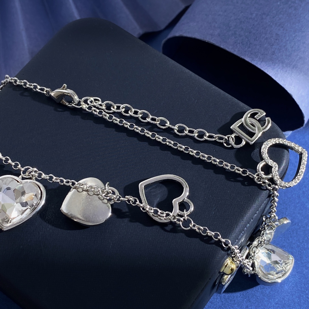 ❤️125包邮/原单代购级别
杜嘉班纳D&G欧美大牌范儿金属光面DG字母黑色滴油桃心镶白钻爱心形镶钻多元素流苏吊坠复古做旧项链 黄铜材料 项链重约41.9g 项链约长40cm+5.5cm+1.5cm尾牌