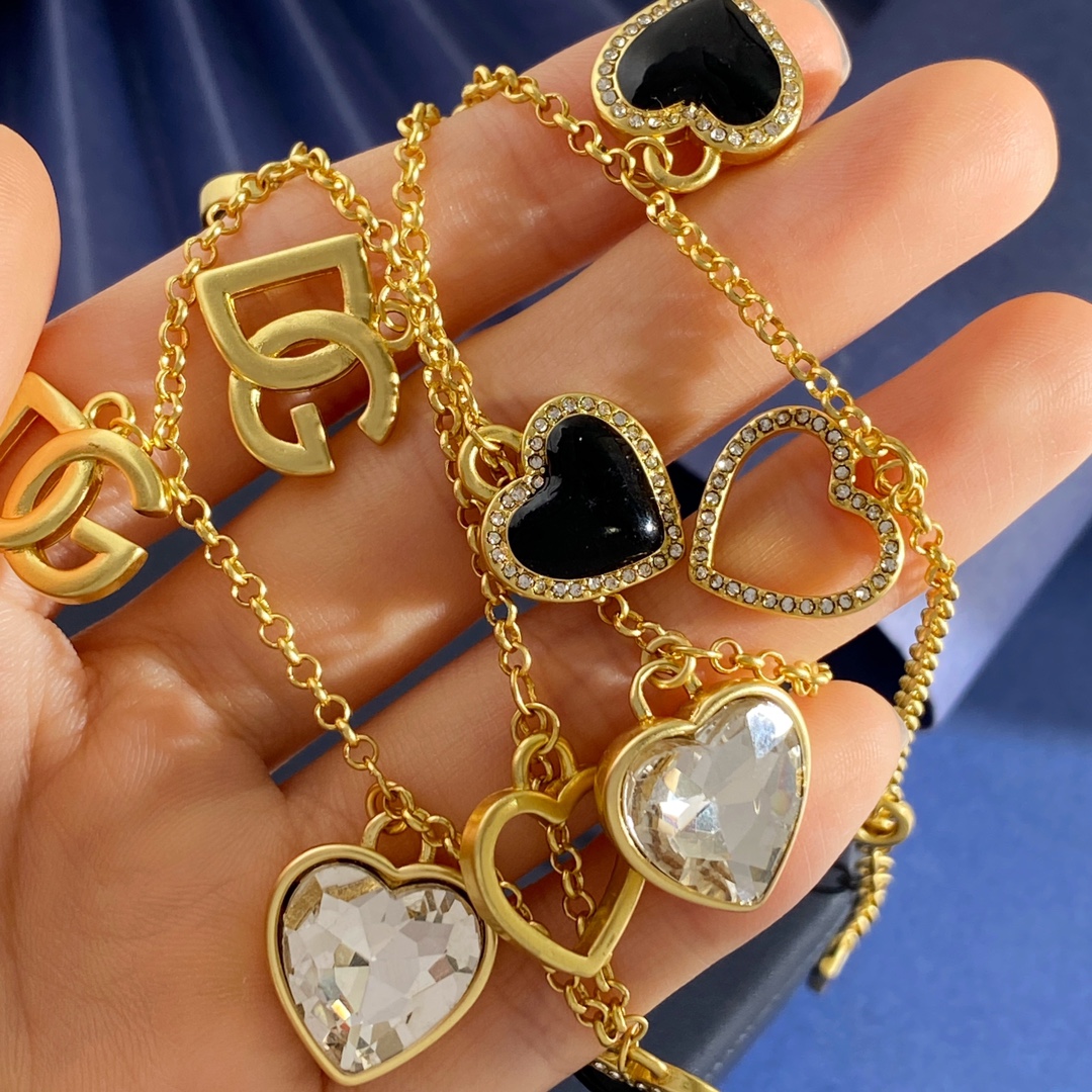 ❤️125包邮/原单代购级别
杜嘉班纳D&G欧美大牌范儿金属光面DG字母黑色滴油桃心镶白钻爱心形镶钻多元素流苏吊坠复古做旧项链 黄铜材料 项链重约41.9g 项链约长40cm+5.5cm+1.5cm尾牌