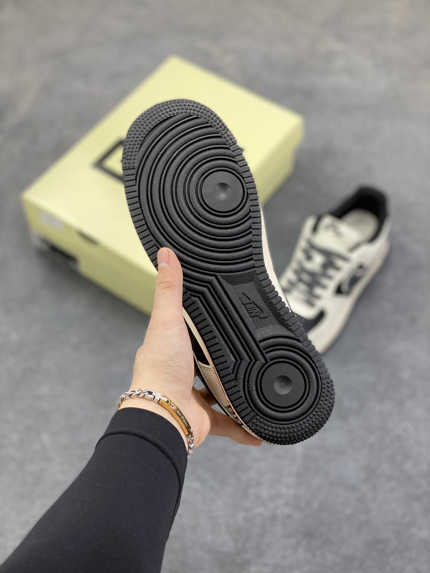 图片[5]-NIke Air Force 1 \’07 Low “纪梵希联名——深蓝天际线”空军一号 低帮 运动鞋 休闲鞋 折边针车 工艺难度大 原楦头原纸板 原装鞋盒 定制五金配件 内置全掌气垫 原厂鞋底 货号：JP8028-002 尺码：36 36.5 37.5 38 38.5 39 40 40.5 41 42 42.5 43 44 44.5 45-选品中心