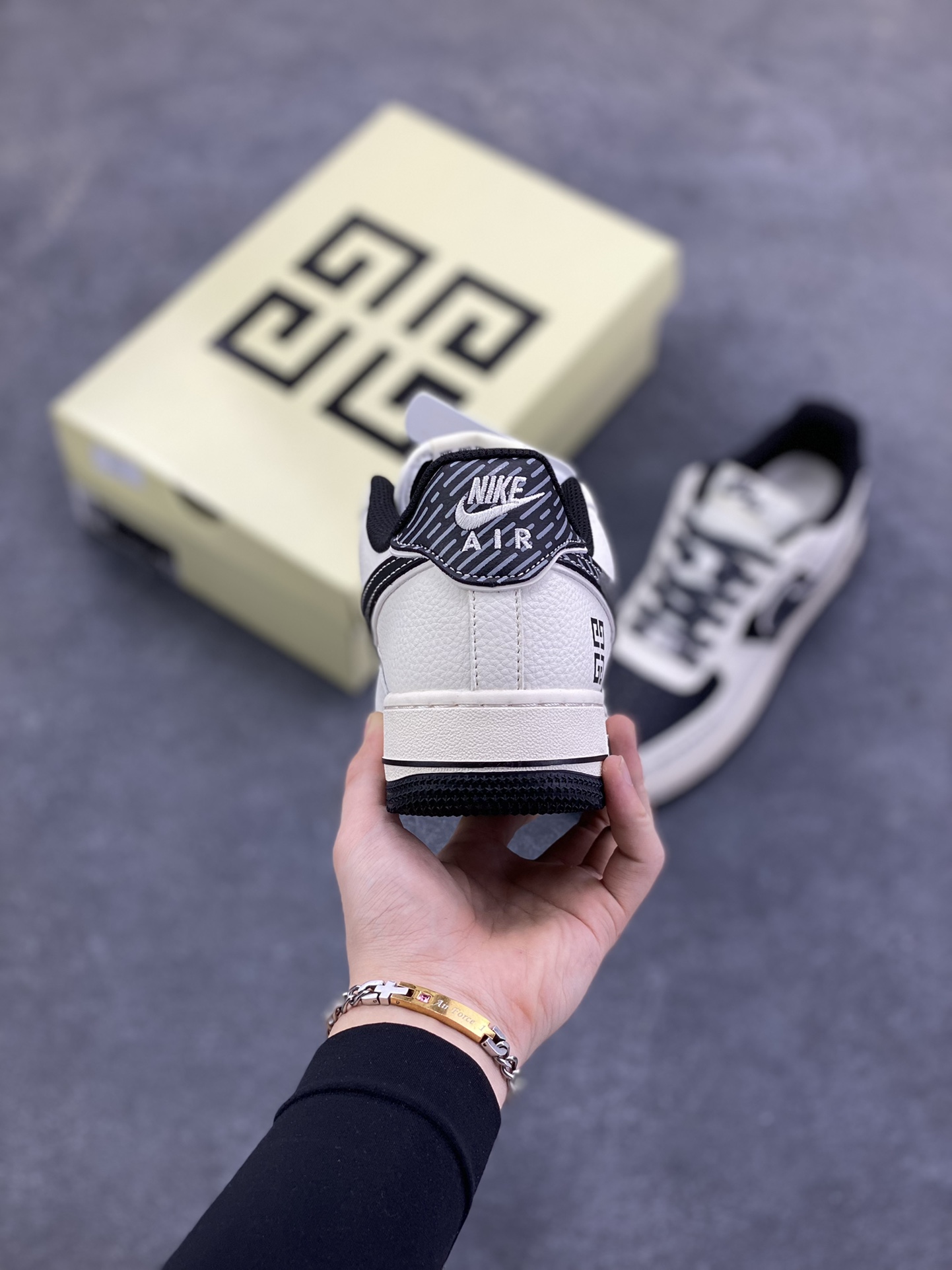 图片[4]-NIke Air Force 1 \’07 Low “纪梵希联名——深蓝天际线”空军一号 低帮 运动鞋 休闲鞋 折边针车 工艺难度大 原楦头原纸板 原装鞋盒 定制五金配件 内置全掌气垫 原厂鞋底 货号：JP8028-002 尺码：36 36.5 37.5 38 38.5 39 40 40.5 41 42 42.5 43 44 44.5 45-选品中心