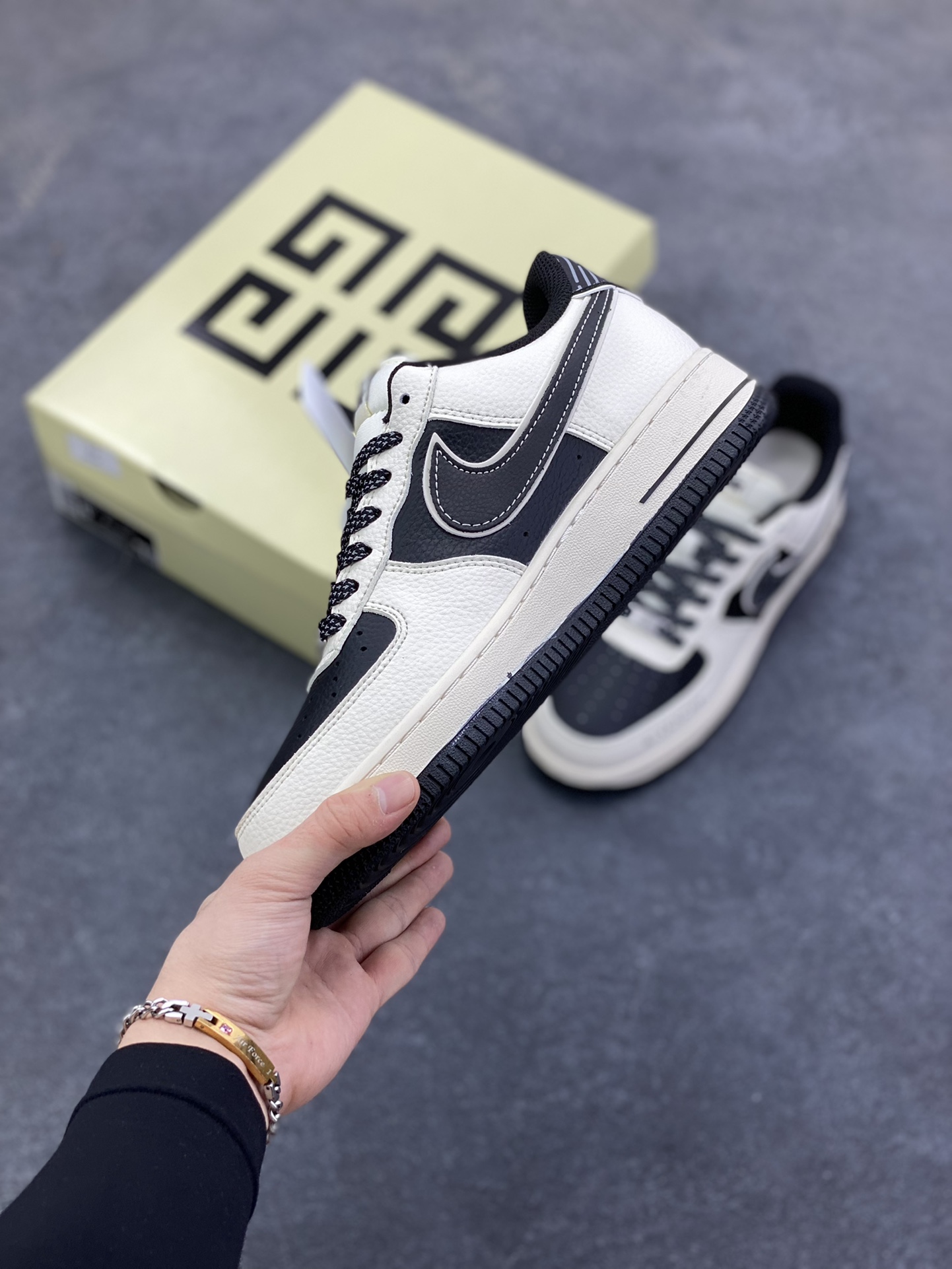 图片[3]-NIke Air Force 1 \’07 Low “纪梵希联名——深蓝天际线”空军一号 低帮 运动鞋 休闲鞋 折边针车 工艺难度大 原楦头原纸板 原装鞋盒 定制五金配件 内置全掌气垫 原厂鞋底 货号：JP8028-002 尺码：36 36.5 37.5 38 38.5 39 40 40.5 41 42 42.5 43 44 44.5 45-选品中心