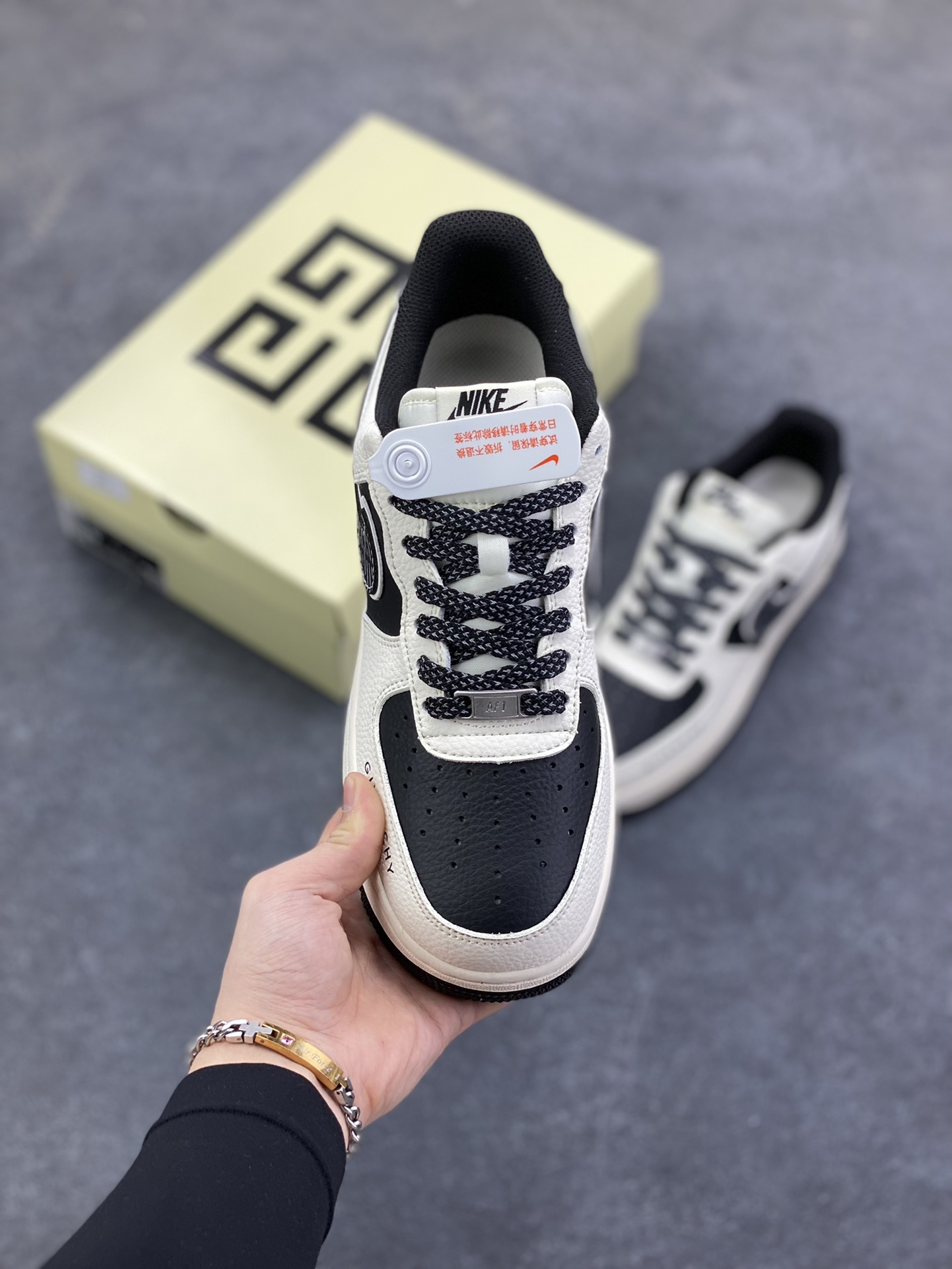 图片[2]-NIke Air Force 1 \’07 Low “纪梵希联名——深蓝天际线”空军一号 低帮 运动鞋 休闲鞋 折边针车 工艺难度大 原楦头原纸板 原装鞋盒 定制五金配件 内置全掌气垫 原厂鞋底 货号：JP8028-002 尺码：36 36.5 37.5 38 38.5 39 40 40.5 41 42 42.5 43 44 44.5 45-选品中心