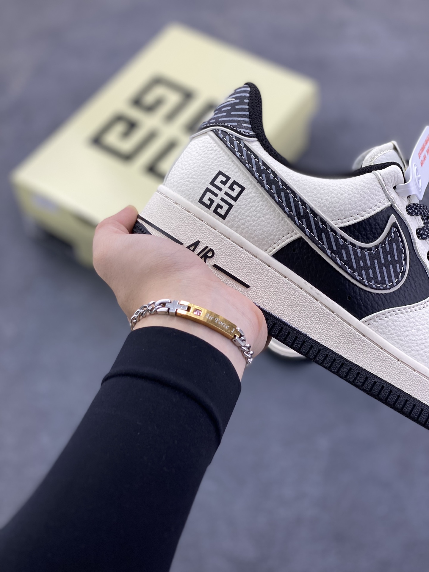 图片[6]-NIke Air Force 1 \’07 Low “纪梵希联名——深蓝天际线”空军一号 低帮 运动鞋 休闲鞋 折边针车 工艺难度大 原楦头原纸板 原装鞋盒 定制五金配件 内置全掌气垫 原厂鞋底 货号：JP8028-002 尺码：36 36.5 37.5 38 38.5 39 40 40.5 41 42 42.5 43 44 44.5 45-选品中心