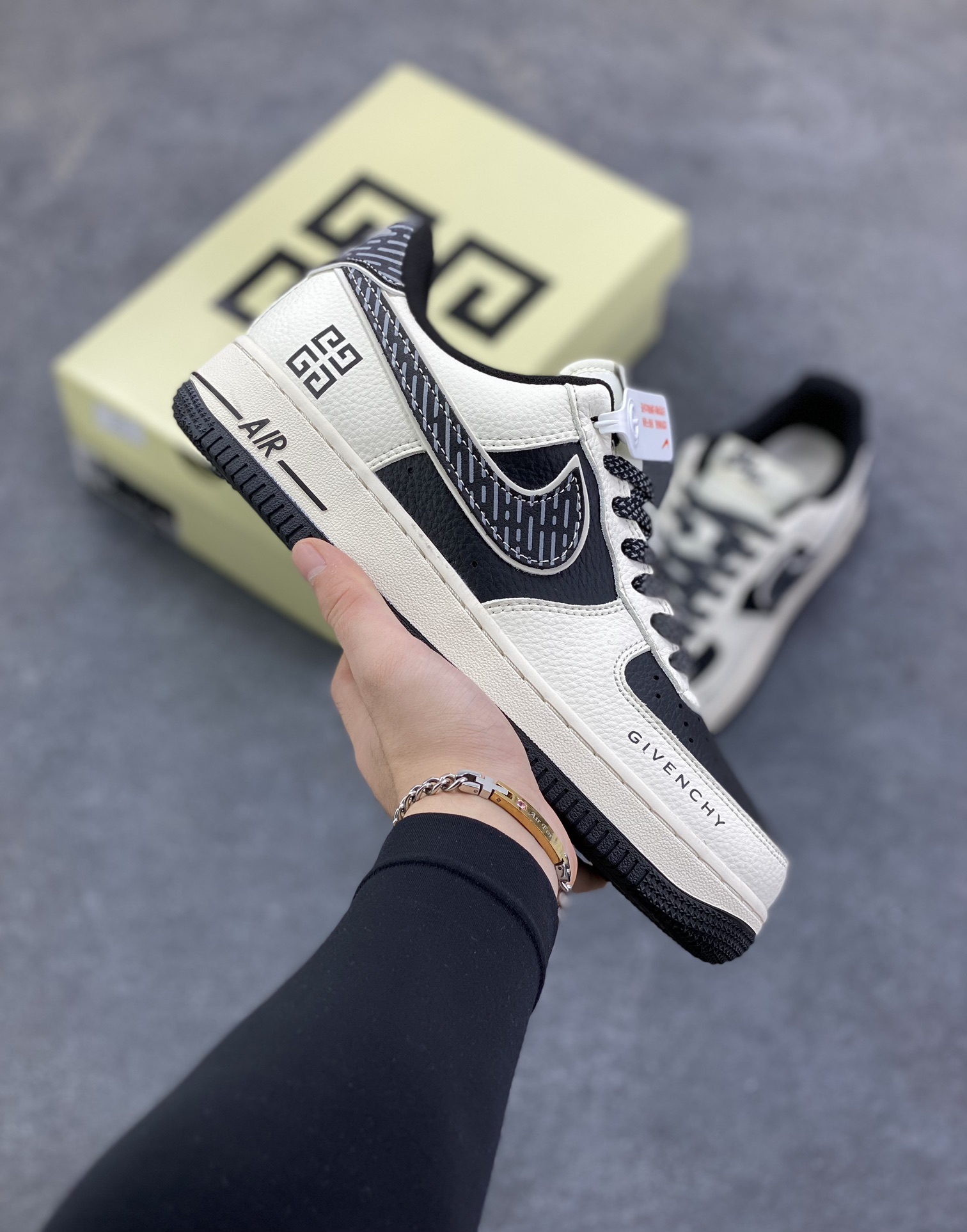 NIke Air Force 1 \’07 Low “纪梵希联名——深蓝天际线”空军一号 低帮 运动鞋 休闲鞋 折边针车 工艺难度大 原楦头原纸板 原装鞋盒 定制五金配件 内置全掌气垫 原厂鞋底 货号：JP8028-002 尺码：36 36.5 37.5 38 38.5 39 40 40.5 41 42 42.5 43 44 44.5 45-选品中心
