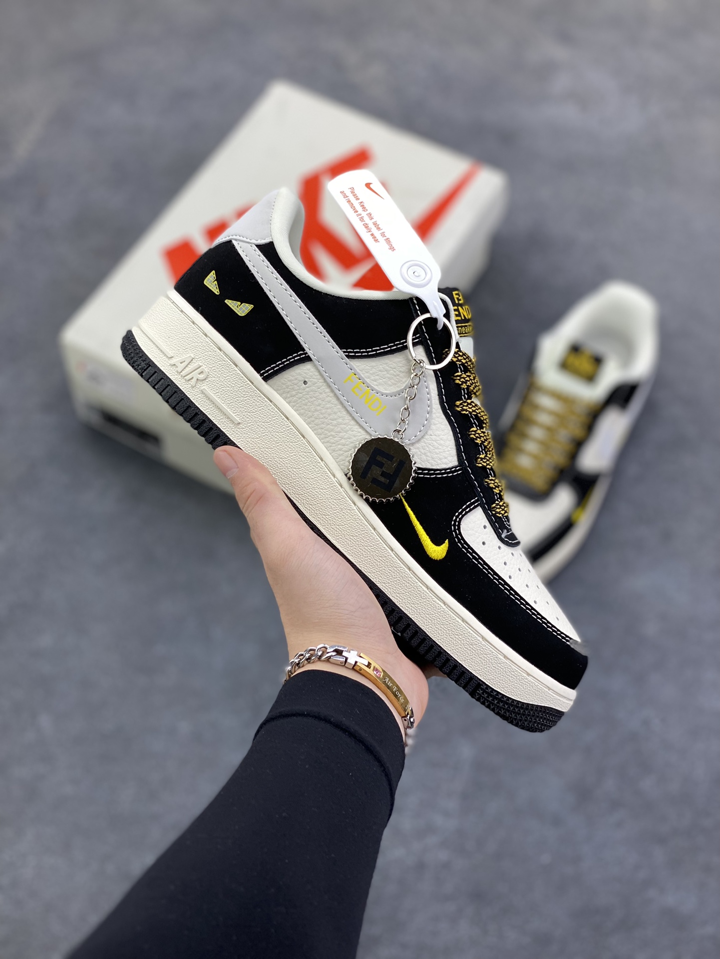 NIke Air Force 1 \'07 Low “芬迪联名——黑猫”空军一号 低帮 运动鞋 休闲鞋 折边针车 工艺难度大 原楦头原纸板 原装鞋盒 定制五金配件 内置全掌气垫 原厂鞋底 货号：DX1888-099 尺码：36 36.5 37.5 38 38.5 39 40 40.5 41 42 42.5 43 44 44.5 45-选品中心