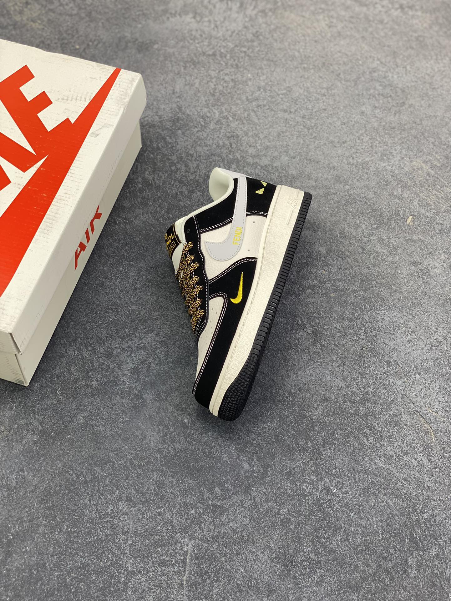 图片[7]-NIke Air Force 1 \’07 Low “芬迪联名——黑猫”空军一号 低帮 运动鞋 休闲鞋 折边针车 工艺难度大 原楦头原纸板 原装鞋盒 定制五金配件 内置全掌气垫 原厂鞋底 货号：DX1888-099 尺码：36 36.5 37.5 38 38.5 39 40 40.5 41 42 42.5 43 44 44.5 45-选品中心