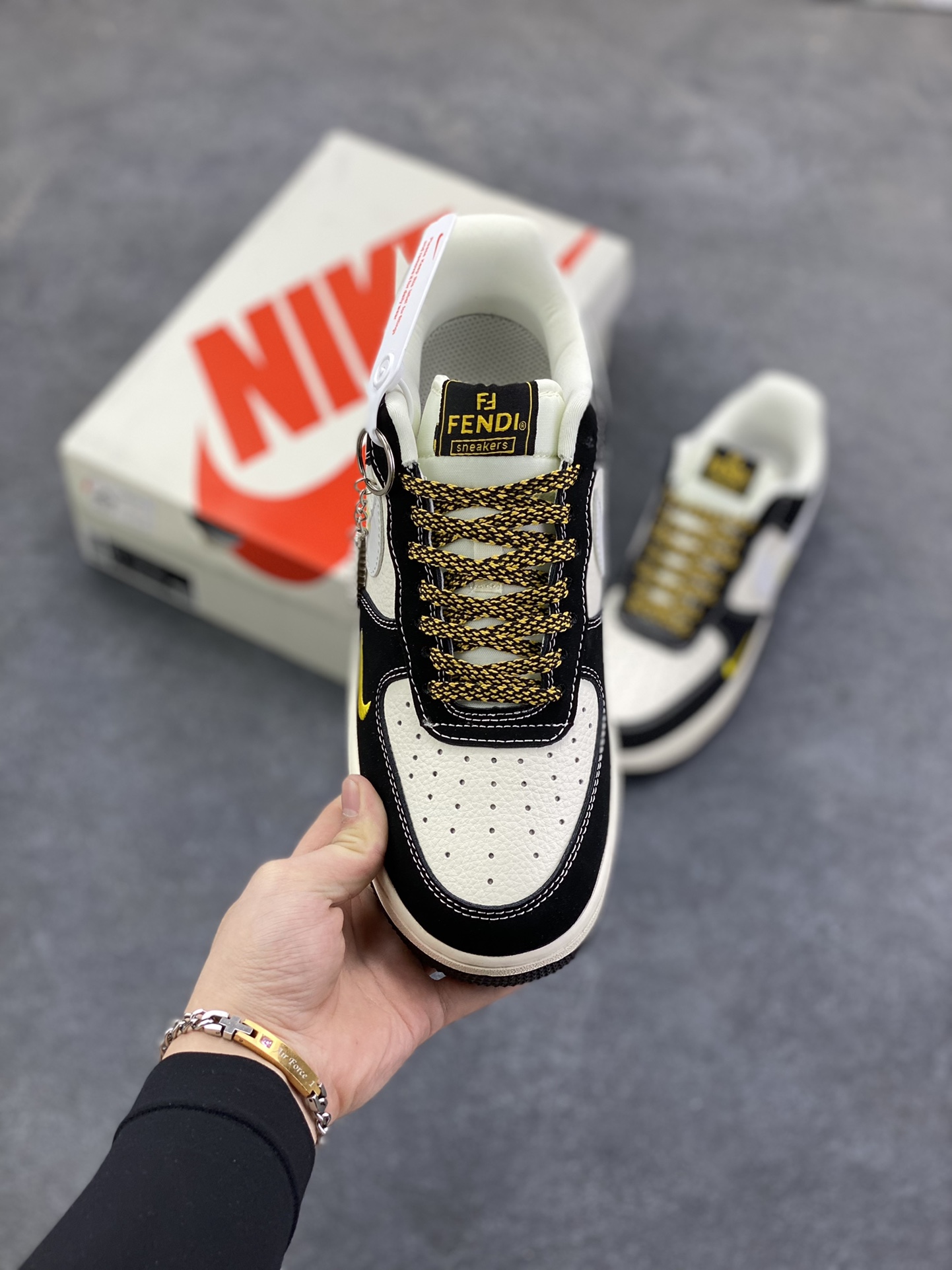 图片[2]-NIke Air Force 1 \’07 Low “芬迪联名——黑猫”空军一号 低帮 运动鞋 休闲鞋 折边针车 工艺难度大 原楦头原纸板 原装鞋盒 定制五金配件 内置全掌气垫 原厂鞋底 货号：DX1888-099 尺码：36 36.5 37.5 38 38.5 39 40 40.5 41 42 42.5 43 44 44.5 45-选品中心
